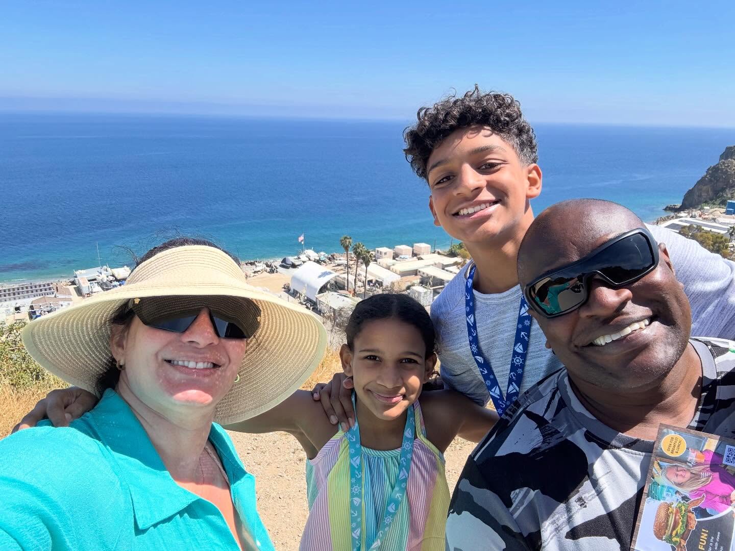 Edson Cardoso, o Jacaré do É O Tchan, com a esposa e os filhos – Foto: Reprodução / Instagram @gabimesq