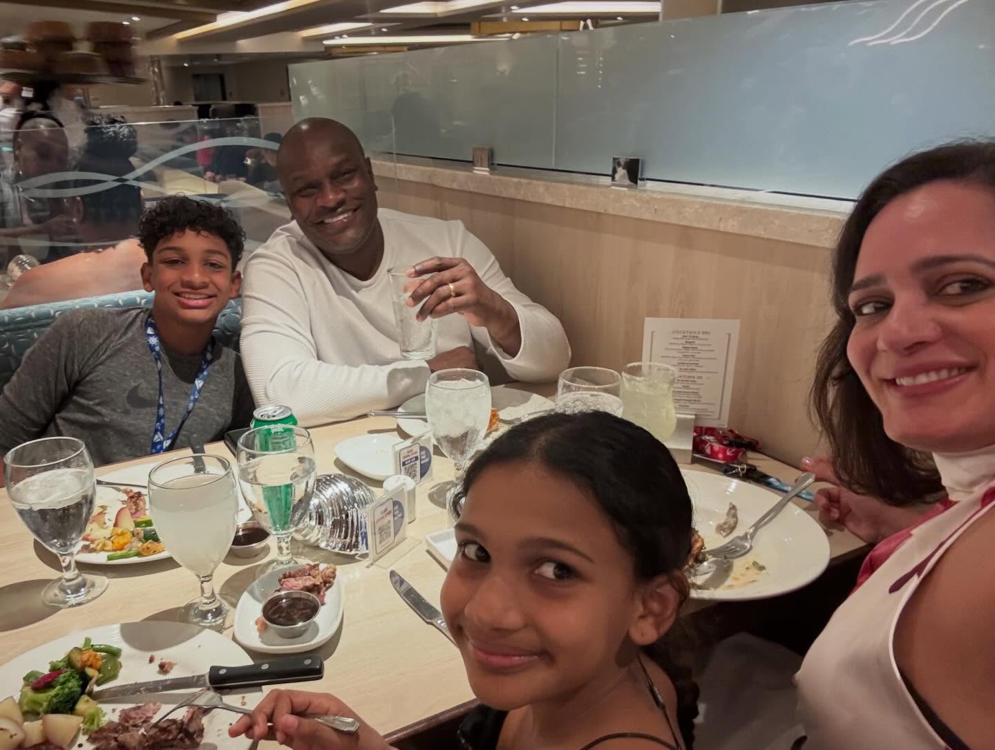 Edson Cardoso, o Jacaré do É O Tchan, com a esposa e os filhos – Foto: Reprodução / Instagram @gabimesq