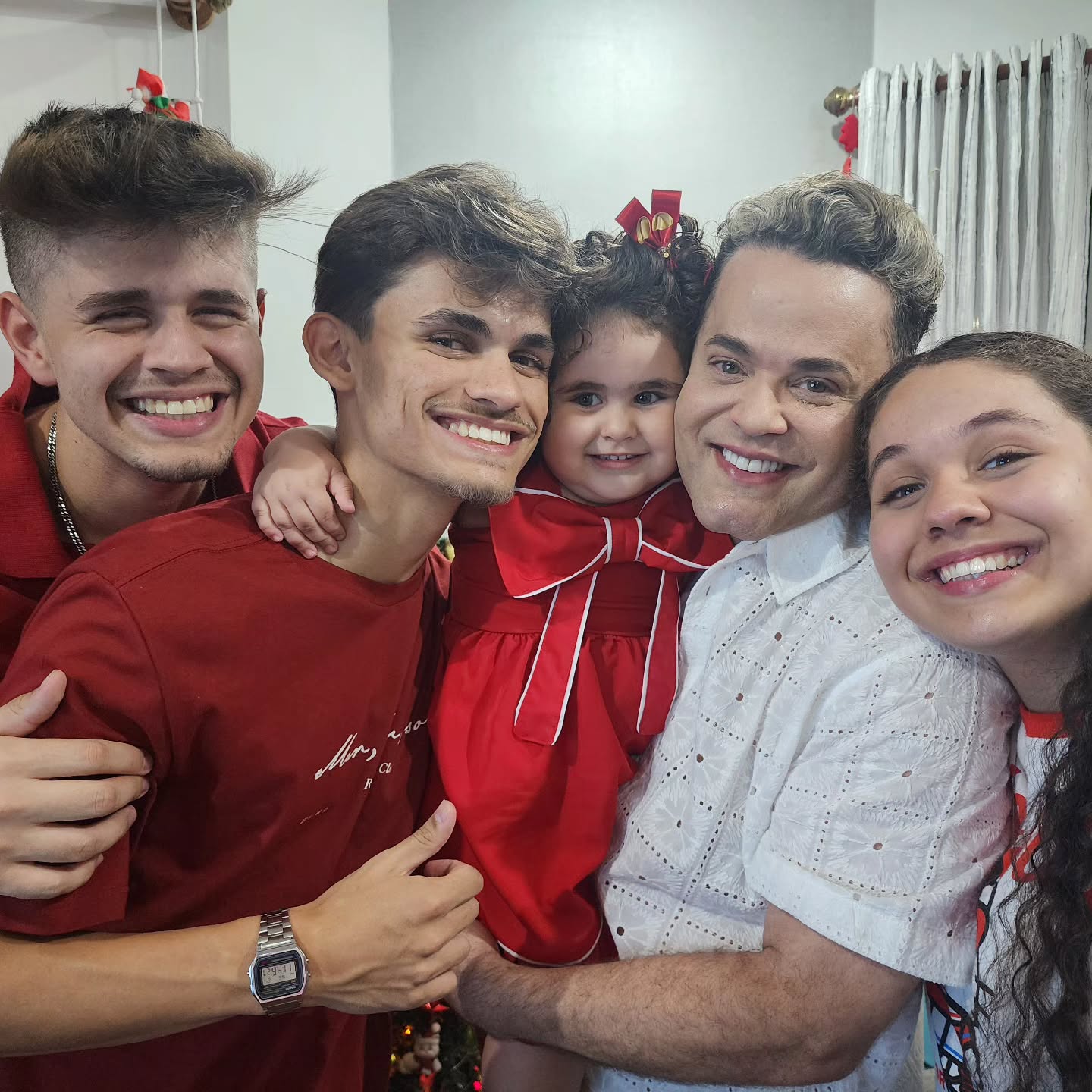 Robinson Monteiro, o 'Anjinho', com seus quatro filhos — Foto: reprodução/ instagram