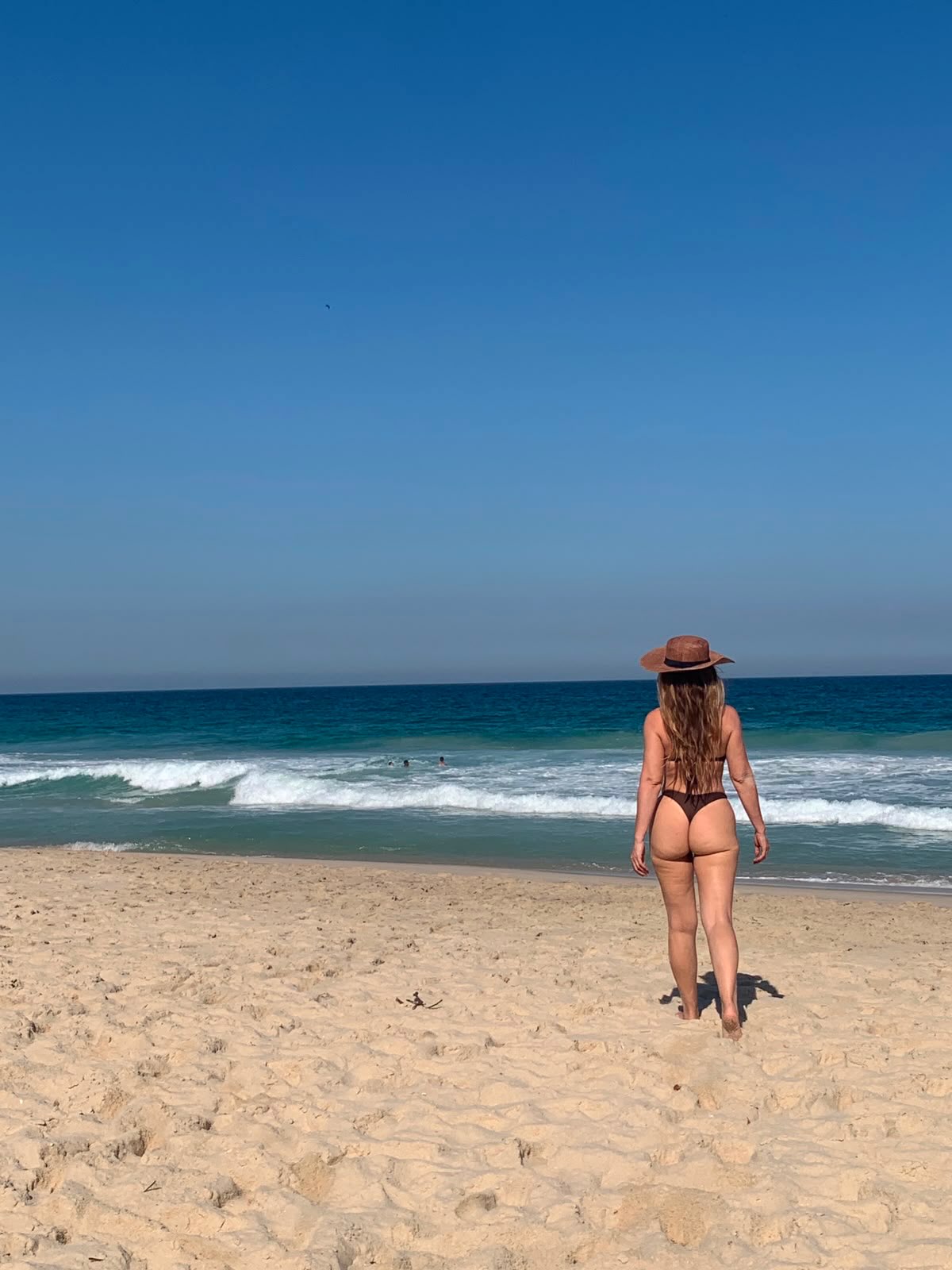 Simone Soares em praia carioca — Foto: Reprodução/Instagram
