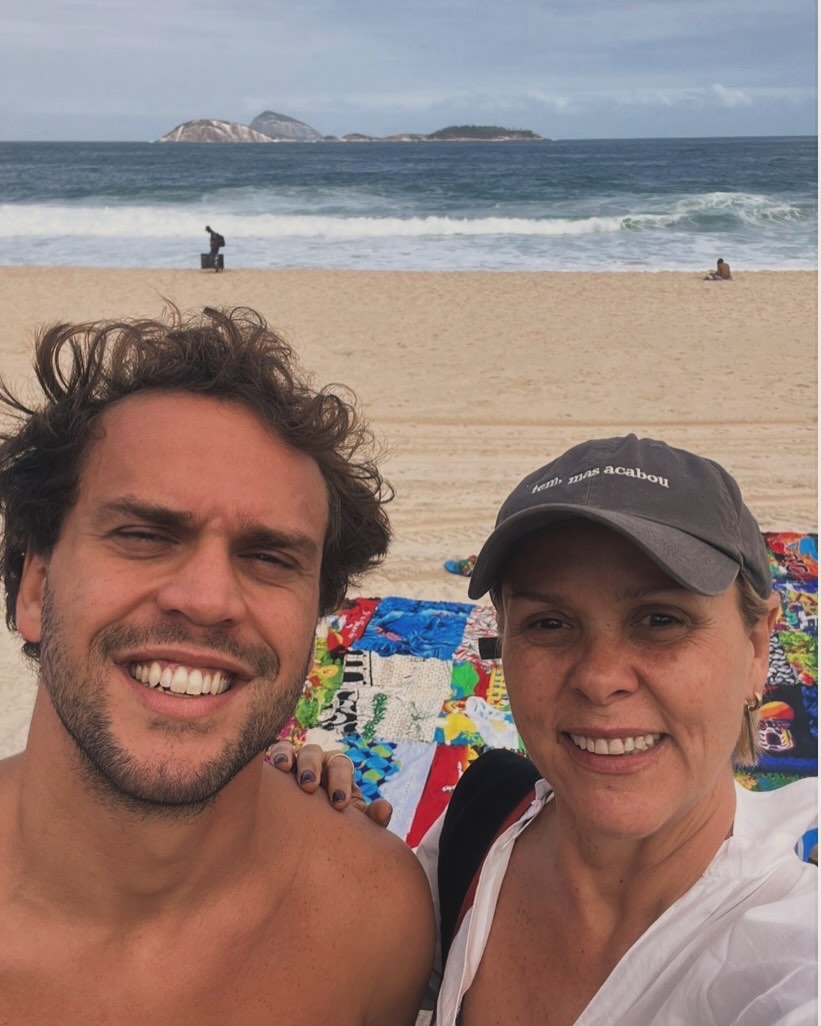 Theo Bial e a mãe, Giulia Gam — Foto: Reprodução/ Instagram @giuliagam_oficial