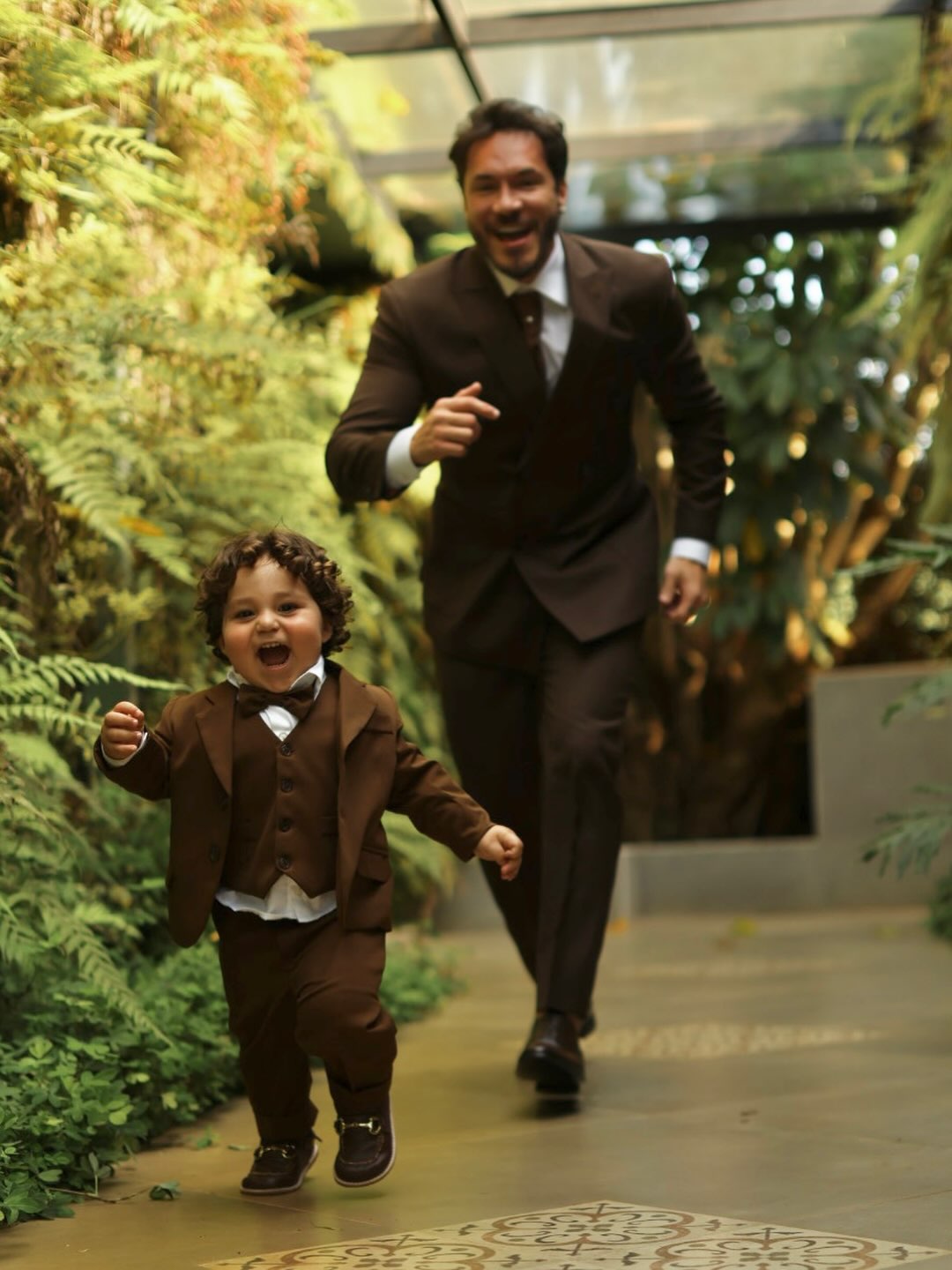 Eliezer e o filho, Ravi, usam looks iguais em casamento — Foto: Reprodução/Instagram