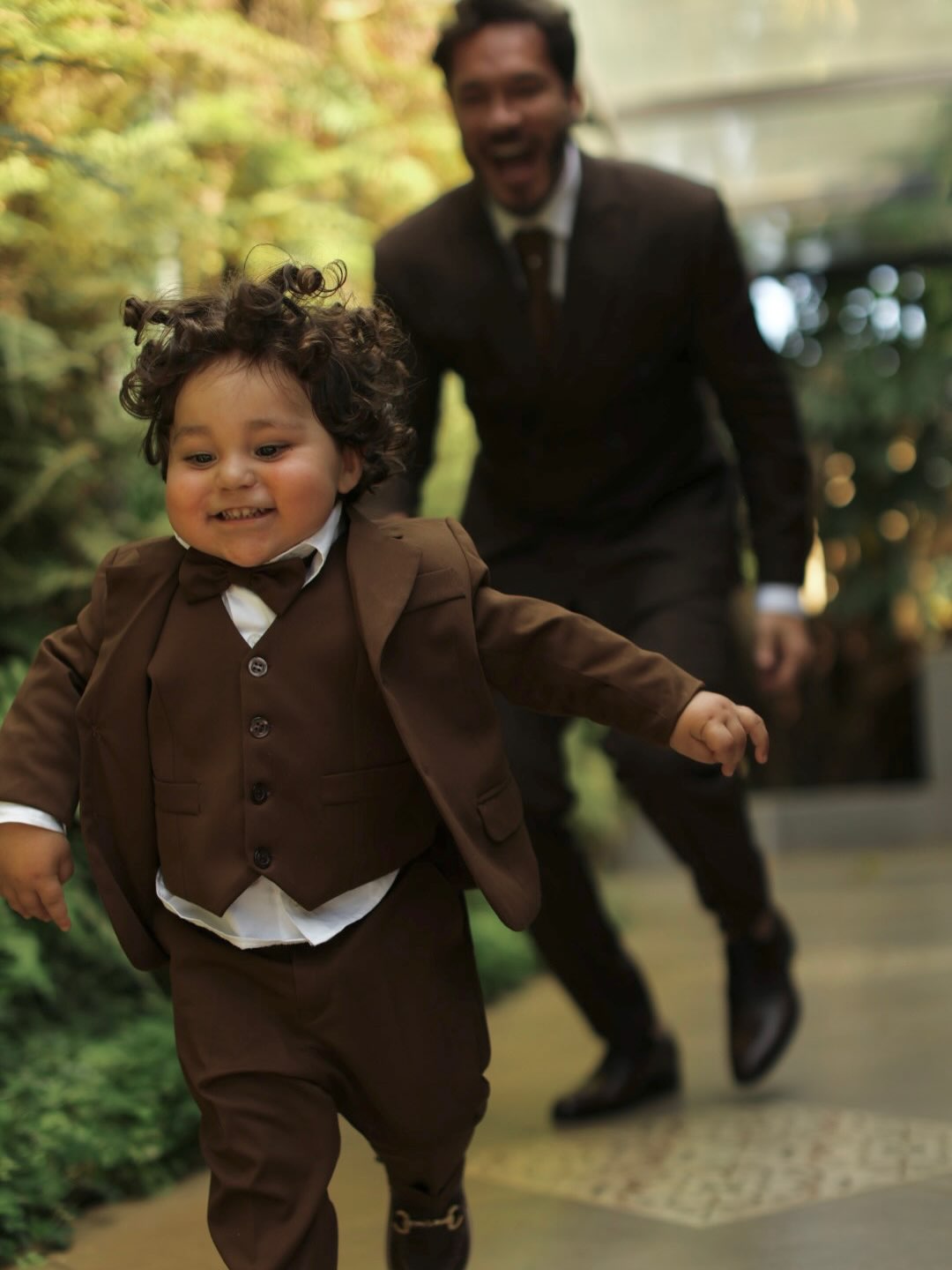 Eliezer e o filho, Ravi, usam looks iguais em casamento — Foto: Reprodução/Instagram