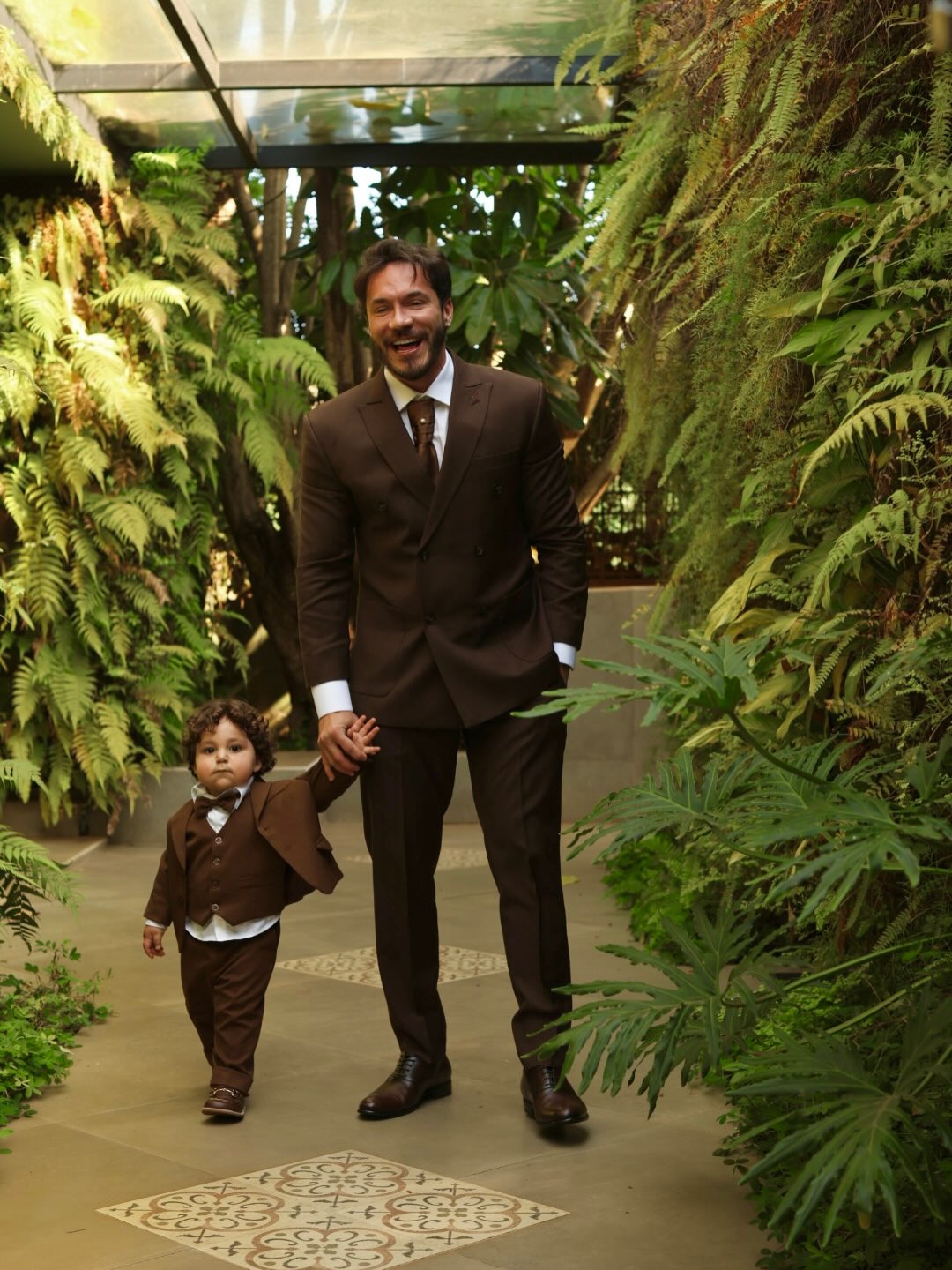 Eliezer e o filho, Ravi, usam looks iguais em casamento — Foto: Reprodução/Instagram
