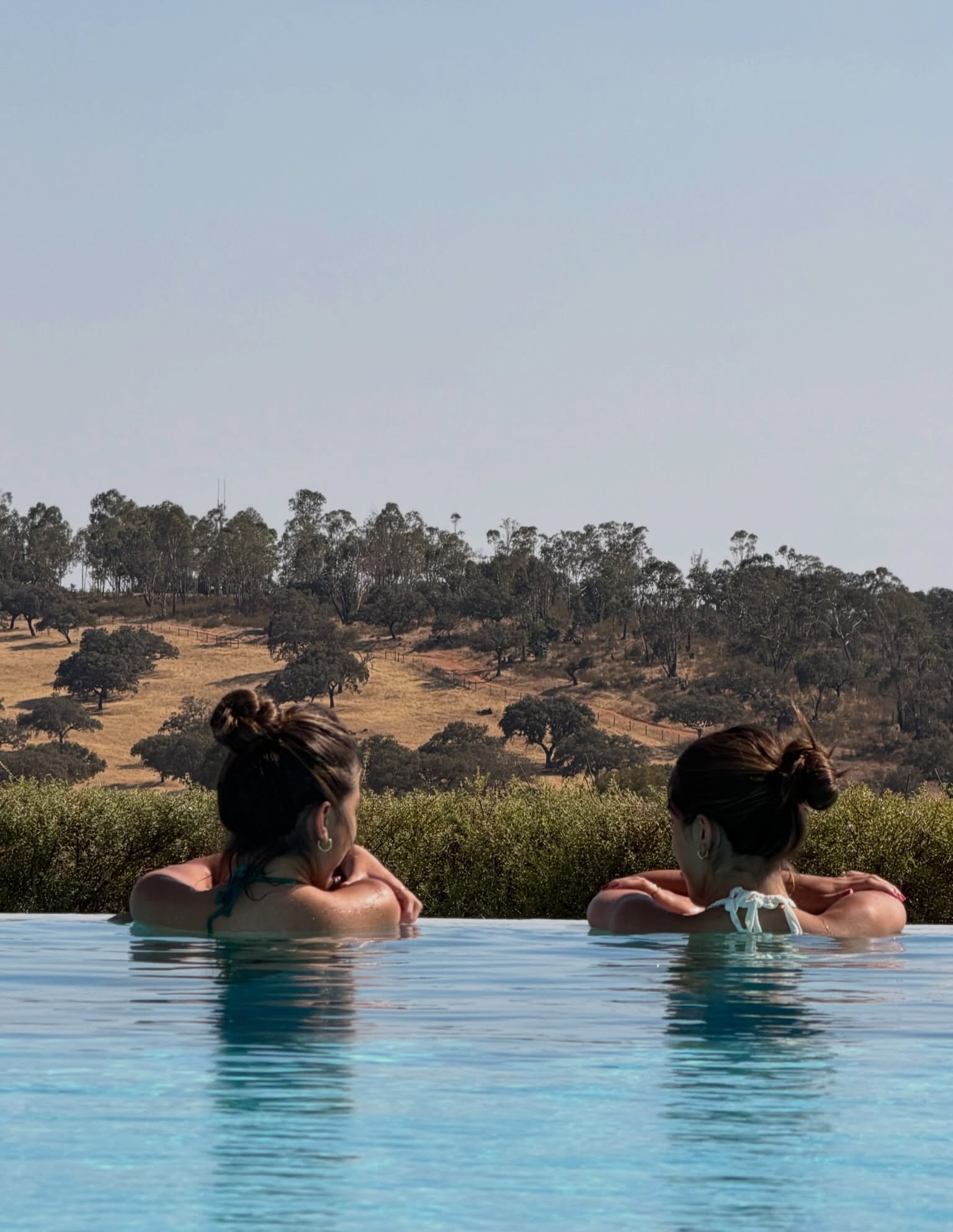 Giovanna Antonelli curte piscina com as filhas — Foto: Reprodução/ Instagram @giovannaantonelli