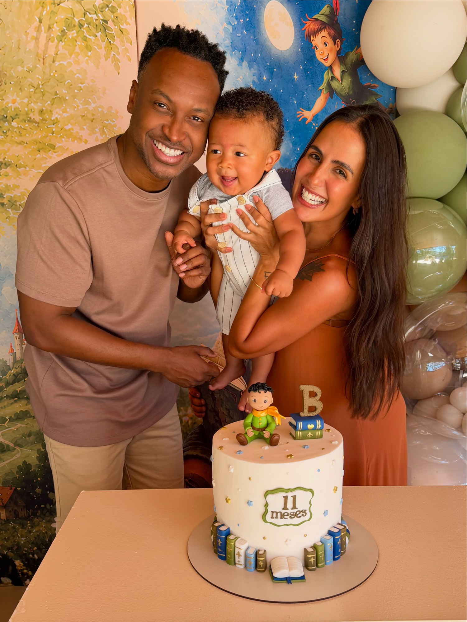Carol Peixinho e Thiaguinho celebram os 11 meses de Bento — Foto: Reprodução/Instagram