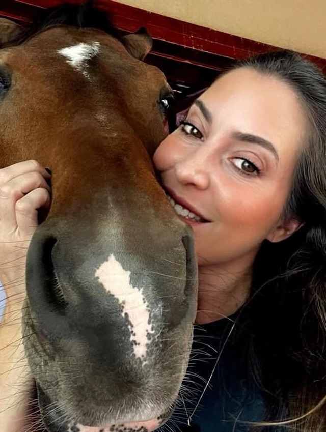 Krizia, filha de Fábio Jr, é veterinária e trabalha como fisioterapeuta de cavalos — Foto: Reprodução/Instagram