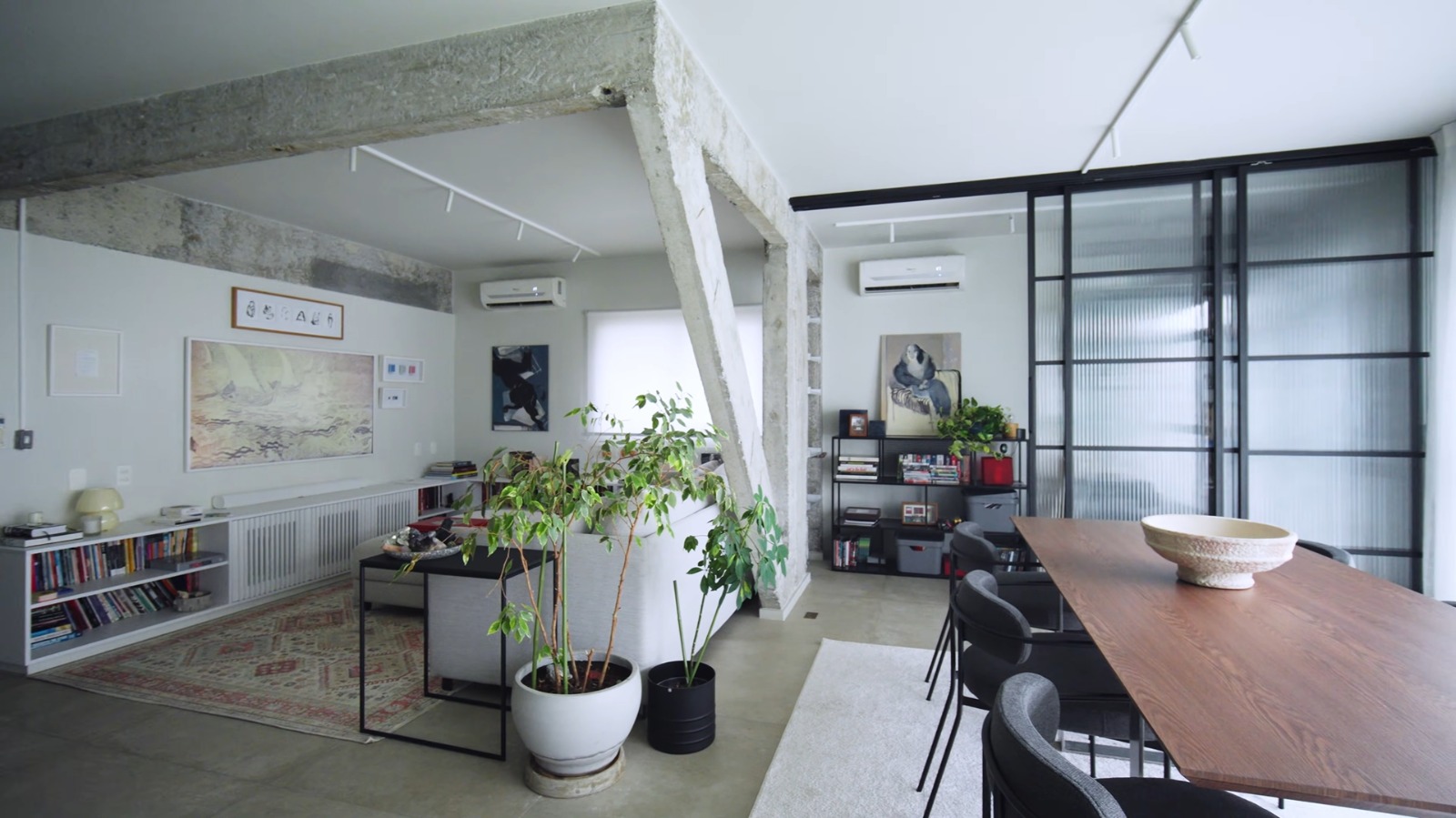 Apartamento de Bruno Fagundes em São Paulo - Foto: Reprodução / YouTube / Casa Vogue Brasil