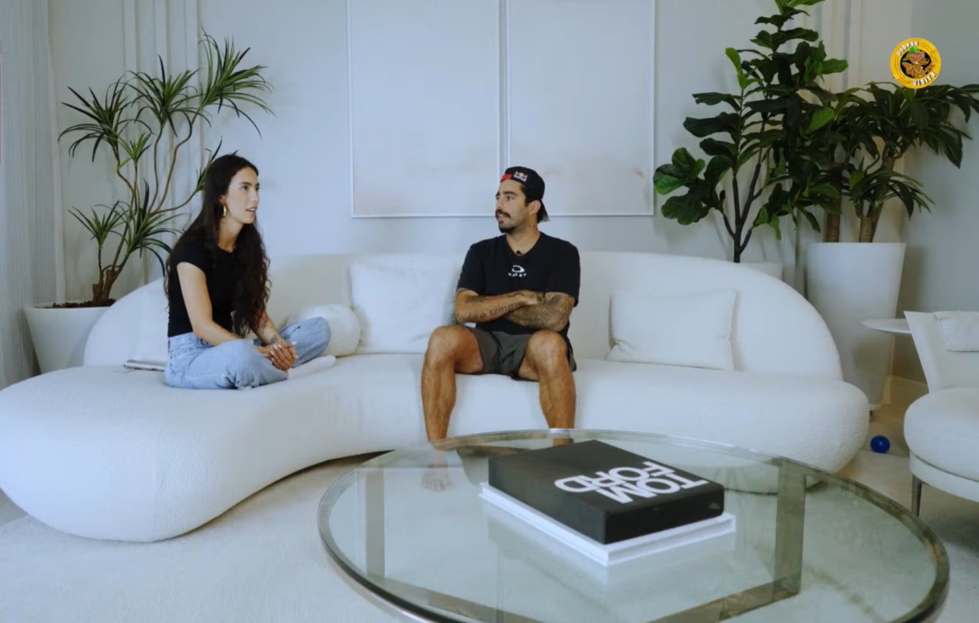 Sala do apartamento de Gabi Brandt no Rio de Janeiro - Foto: Reprodução / YouTube / PodpahTV