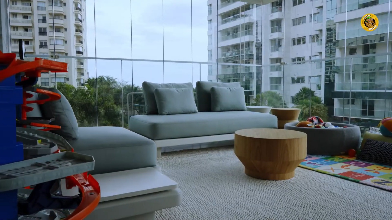 Varanda do apartamento de Gabi Brandt no Rio de Janeiro - Foto: Reprodução / YouTube / PodpahTV
