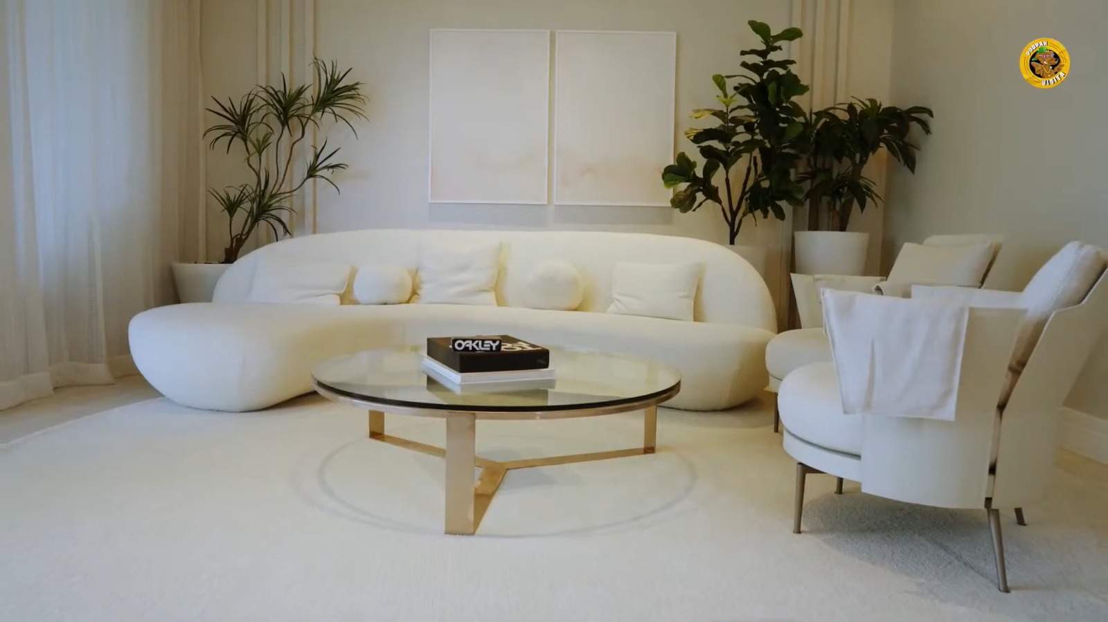 Sala do apartamento de Gabi Brandt no Rio de Janeiro - Foto: Reprodução / YouTube / PodpahTV