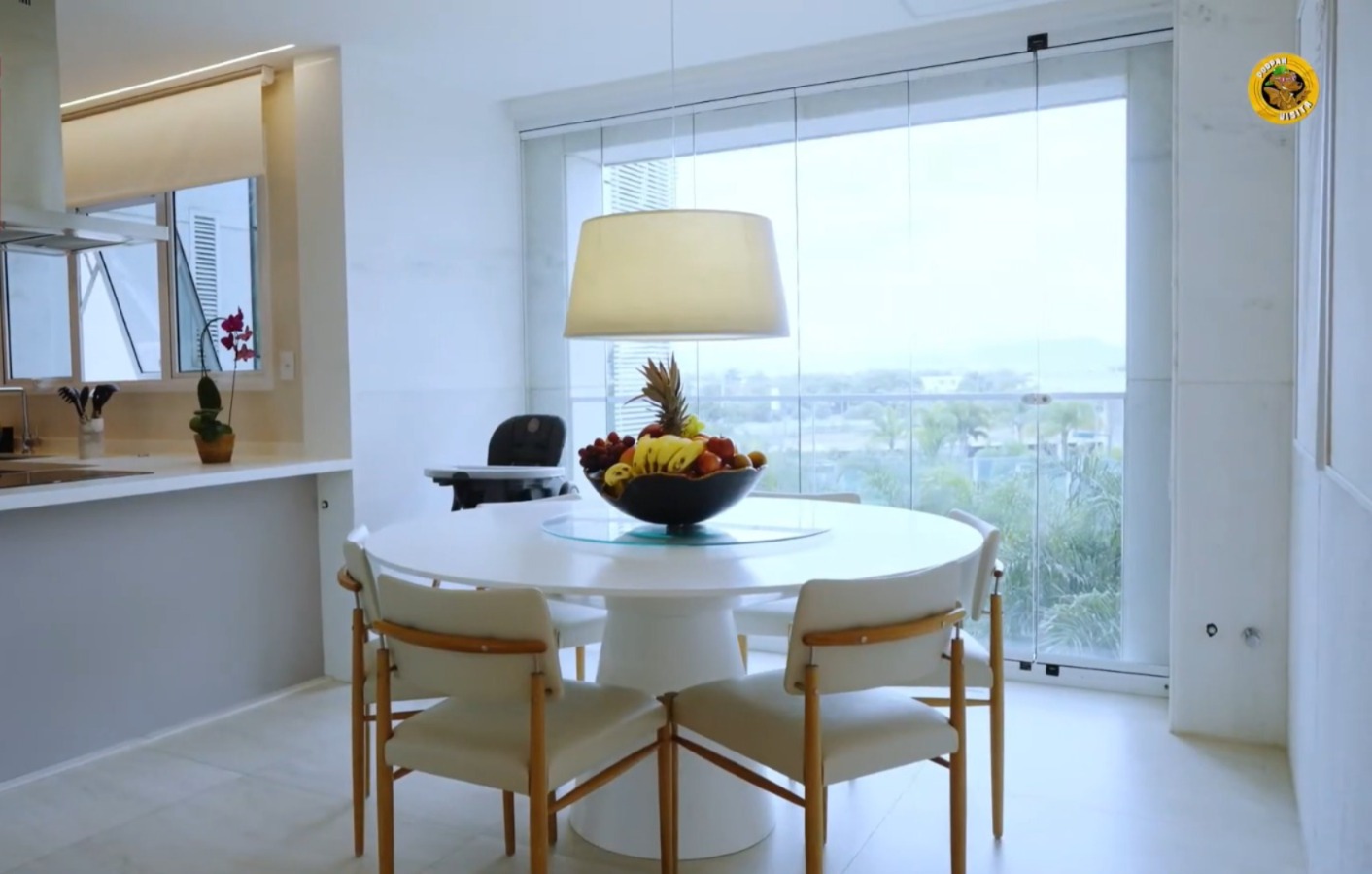 Cozinha do apartamento de Gabi Brandt no Rio de Janeiro - Foto: Reprodução / YouTube / PodpahTV