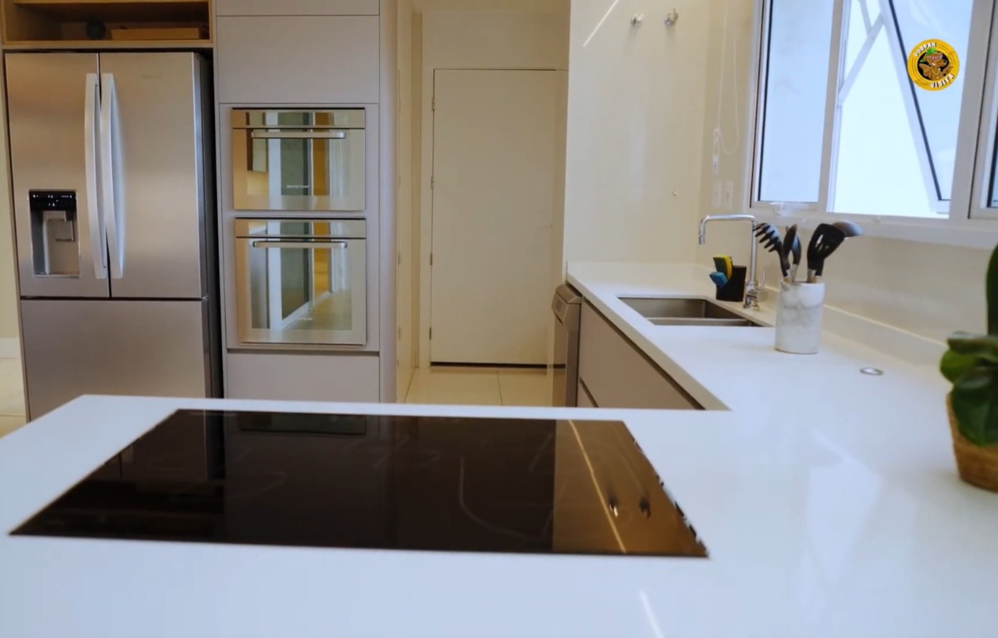 Cozinha do apartamento de Gabi Brandt no Rio de Janeiro - Foto: Reprodução / YouTube / PodpahTV