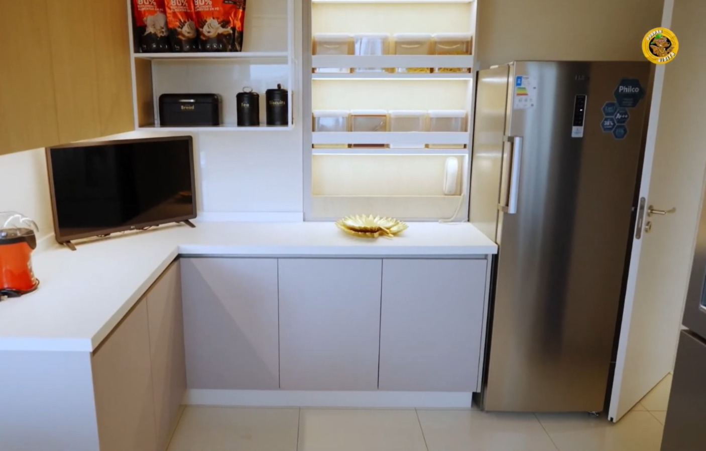 Cozinha do apartamento de Gabi Brandt no Rio de Janeiro - Foto: Reprodução / YouTube / PodpahTV