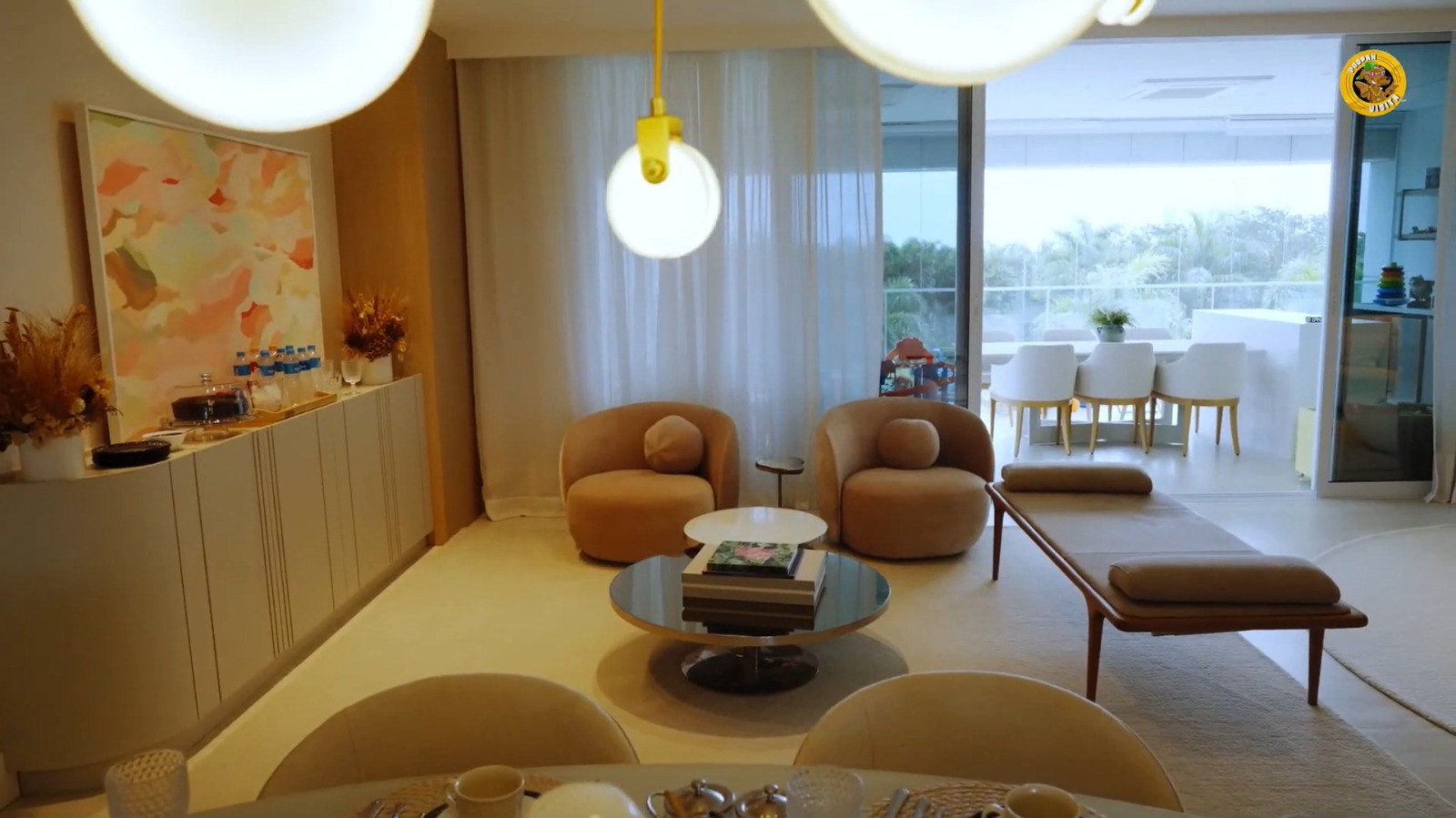 Sala de estar do apartamento de Gabi Brandt no Rio de Janeiro - Foto: Reprodução / YouTube / PodpahTV