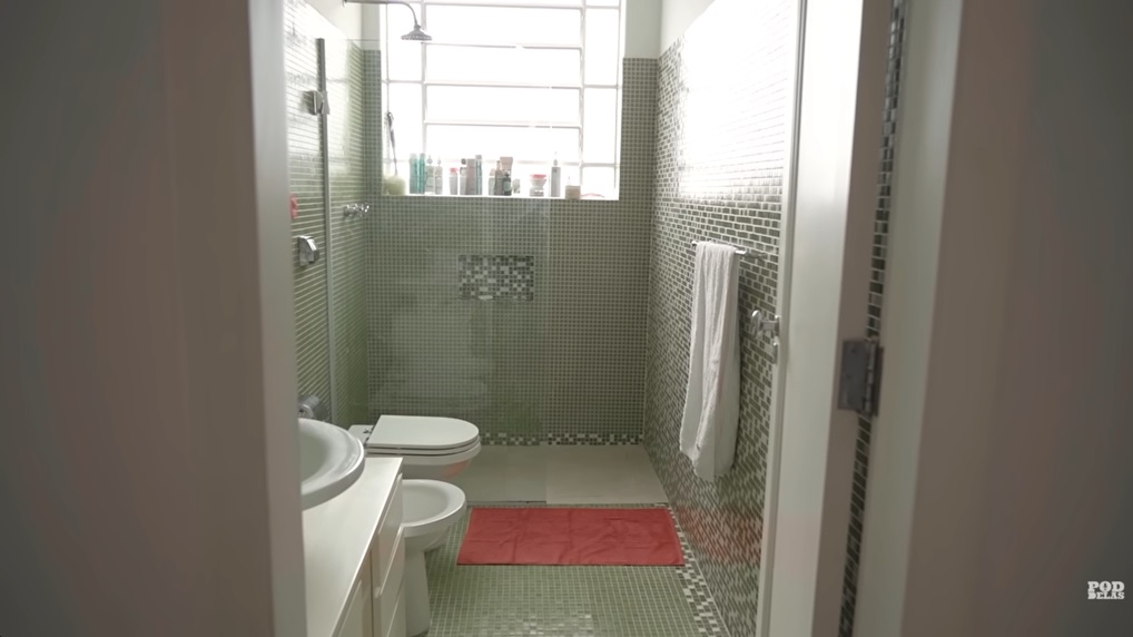 Marina Sena mora em apartamento estilo anos 70 - Foto: Reprodução/YouTube