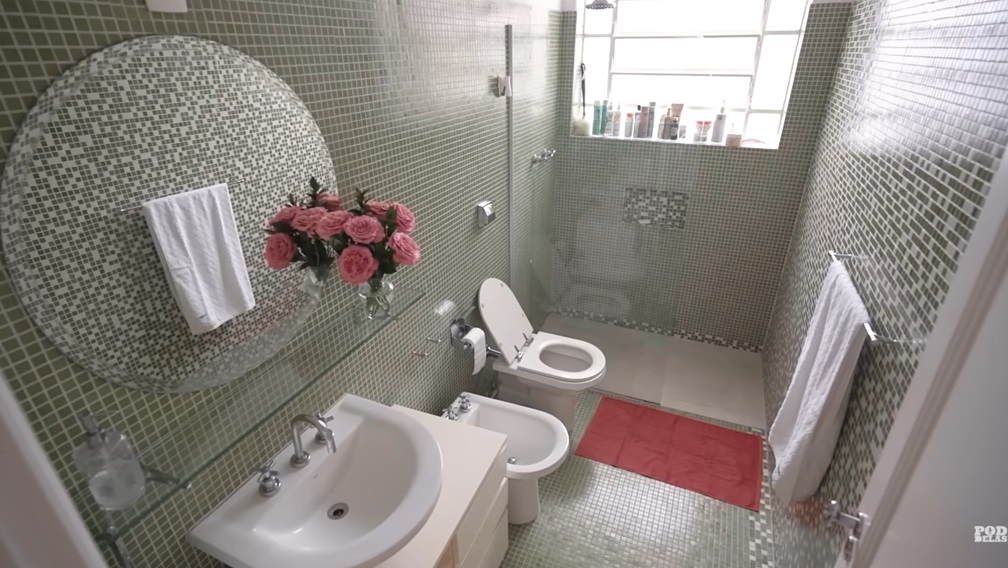 Marina Sena mora em apartamento estilo anos 70 - Foto: Reprodução/YouTube