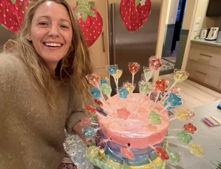 Blake Lively faz seu próprio bolo de aniversário - Foto: Reprodução / Instagram