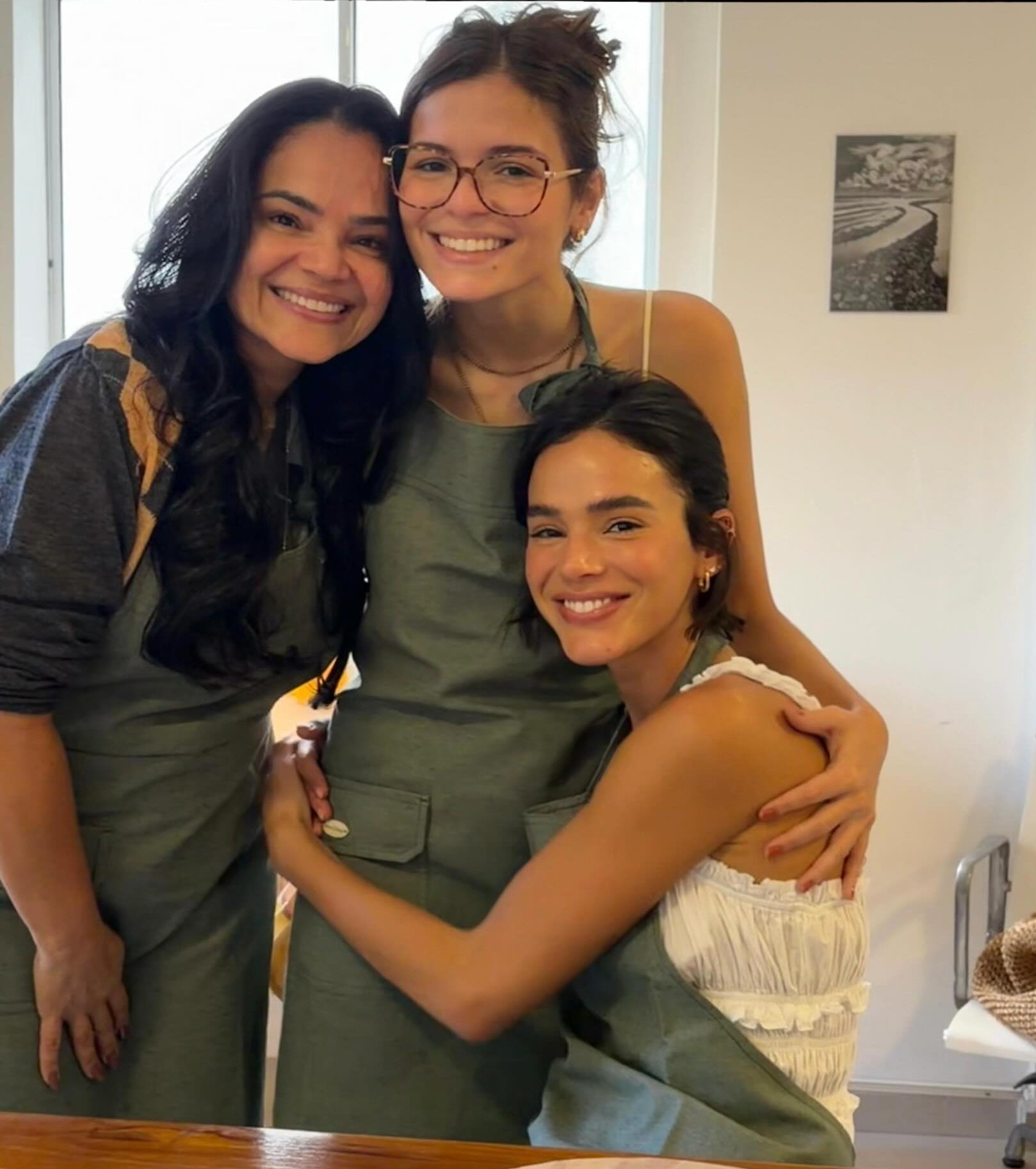 Luana Marquezine com a mãe, Neide Maia, e a irmã, Bruna Marquezine - Foto: Reprodução / Instagram @luana_rmaia