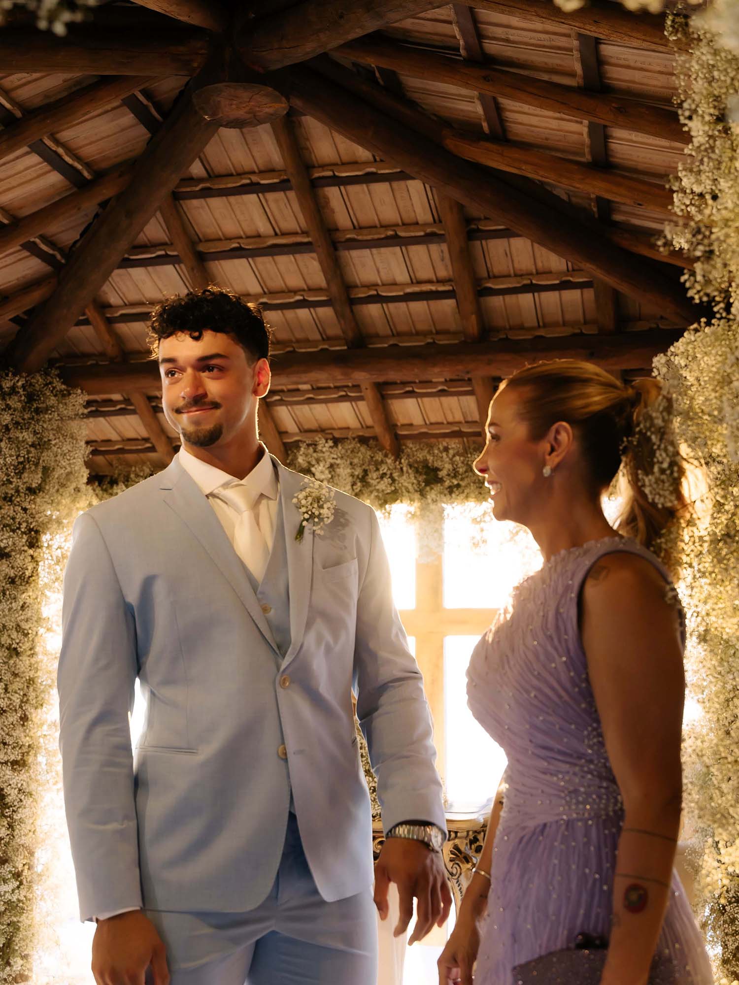 Carla Perez no casamento do filho, Victor Alexandre - Foto: Reprodução / Instagram; @andre_assis