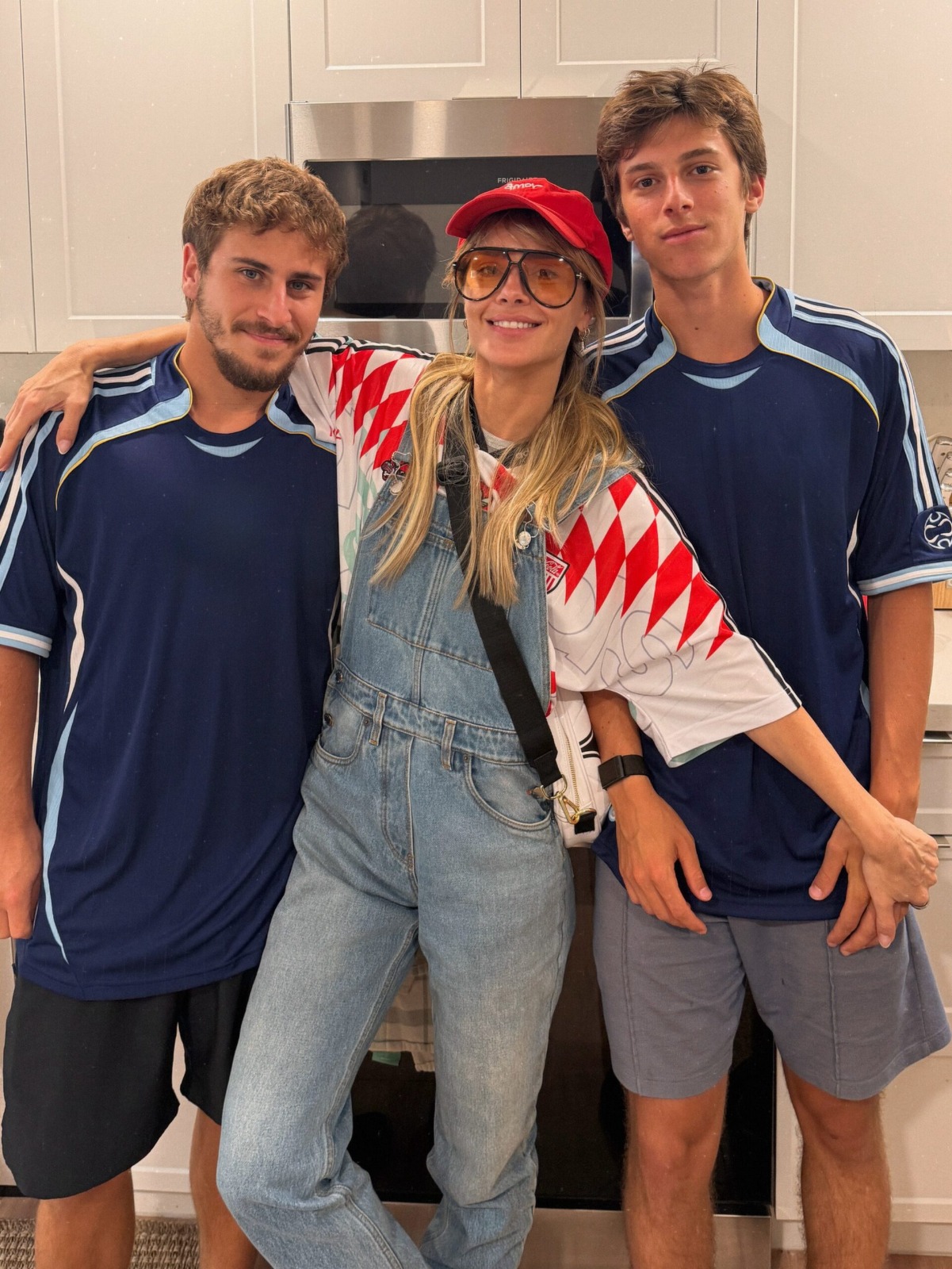 Carolina Dieckmmann com os filhos, Davi e José - Foto: Reprodução / Instagram @loracarola