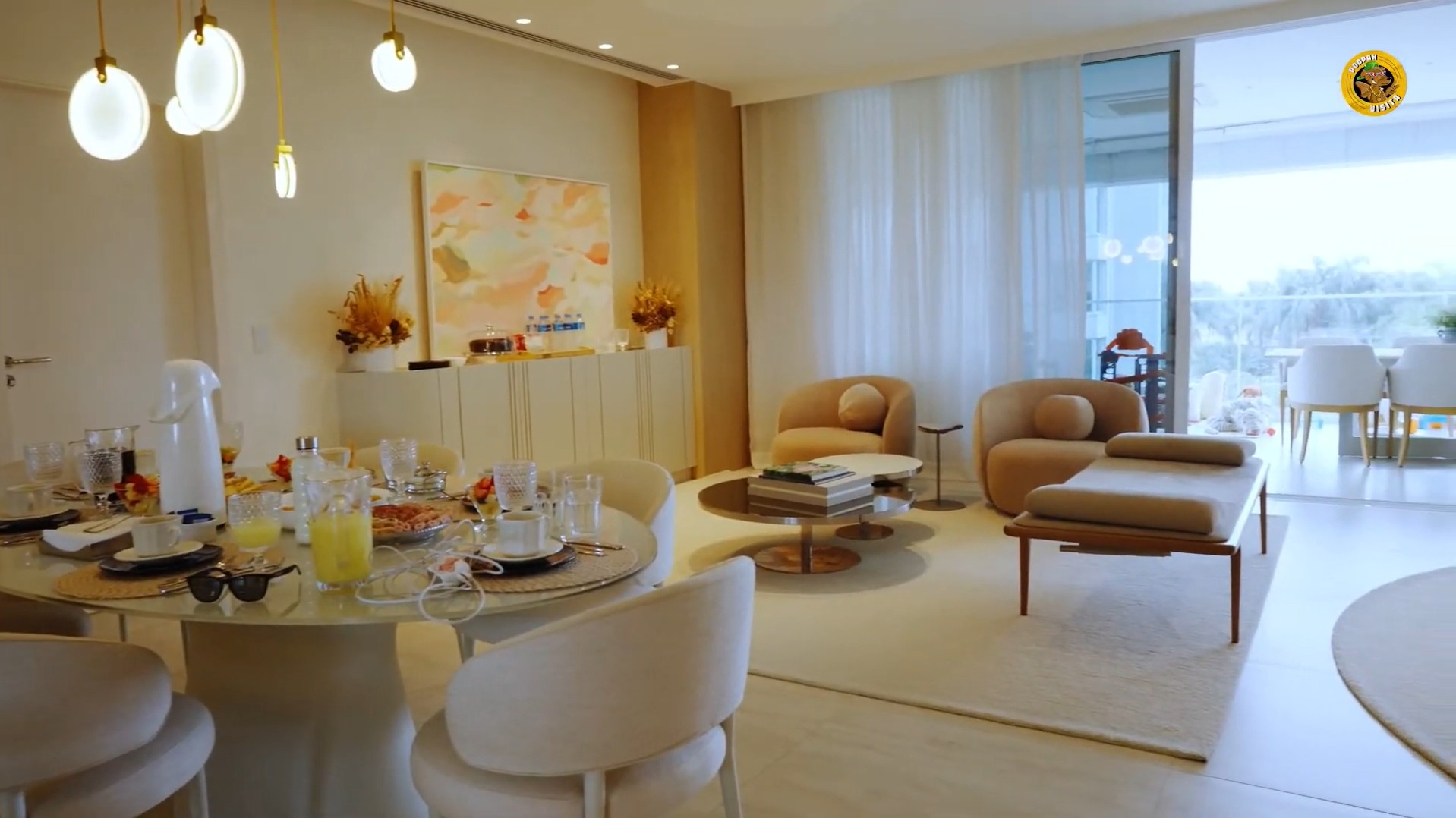 Sala de estar do apartamento de Gabi Brandt no Rio de Janeiro - Foto: Reprodução / YouTube / PodpahTV