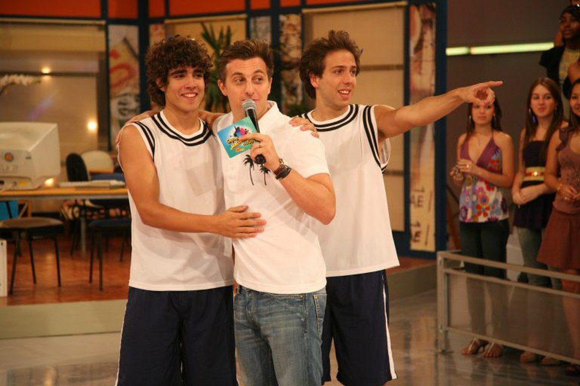 Caio Castro, Luciano Huck e Rael Barja na final do concurso casal Malhação 2008 no Caldeirão do Huck - Foto: Leo Lemos / Globo