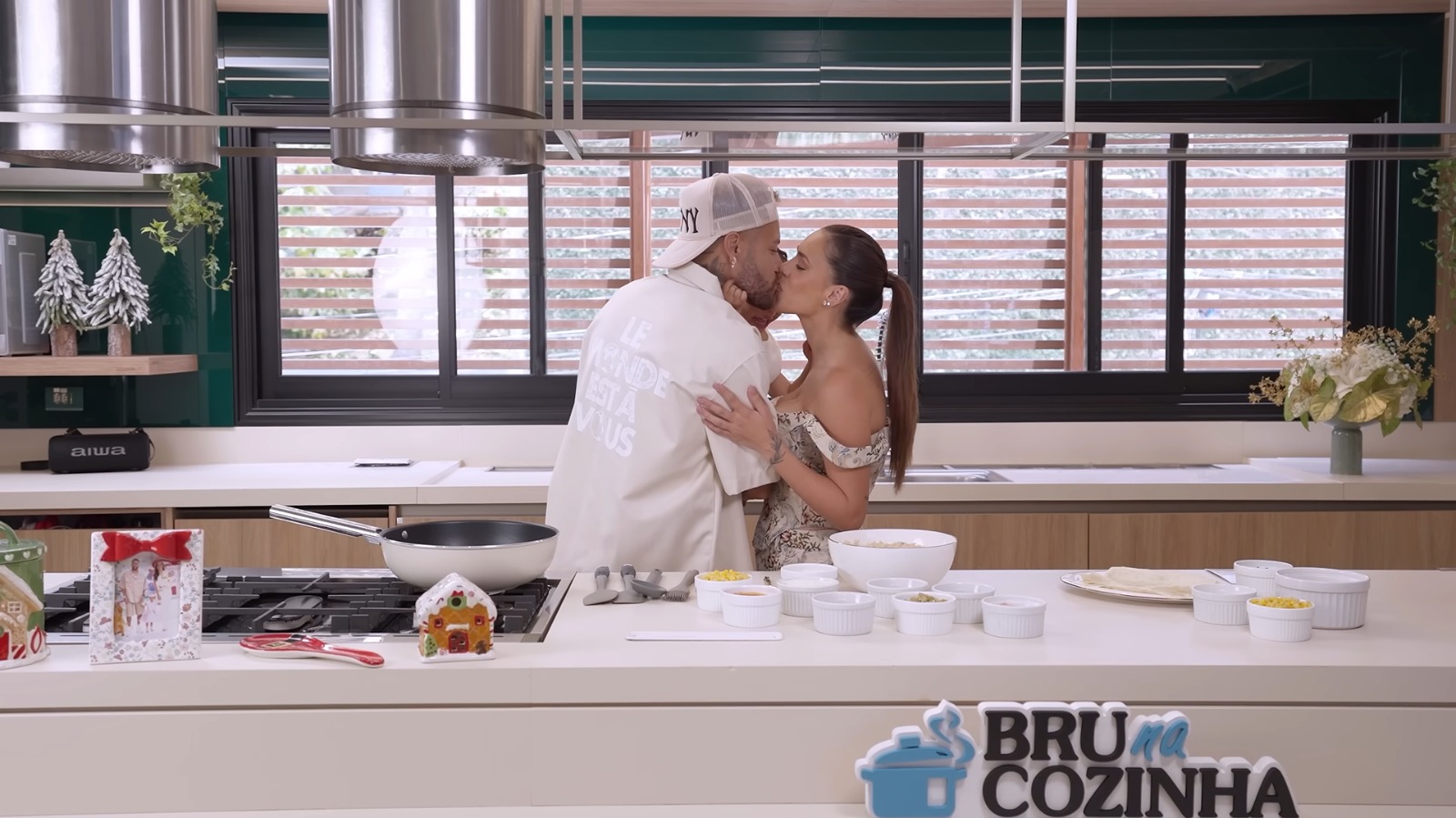 Cozinha da mansão de Bruna Biancardi e Neymar Jr em Santos - Foto: Reprodução / YouTube / Bruna Biancardi