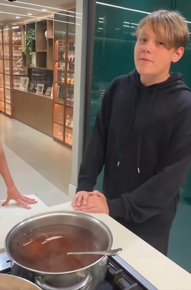 Bruna Biancardi mostra o enteado, Davi Lucca, na cozinha de sua mansão - Foto: Reprodução / Instagram @brunabiancardi