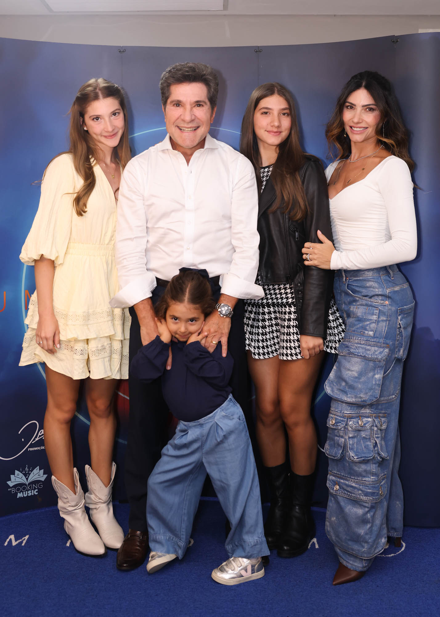 Daniel e Aline de Pádua com as filhas do casal, Lara, Luiza e Olívia - Foto: Brazil News