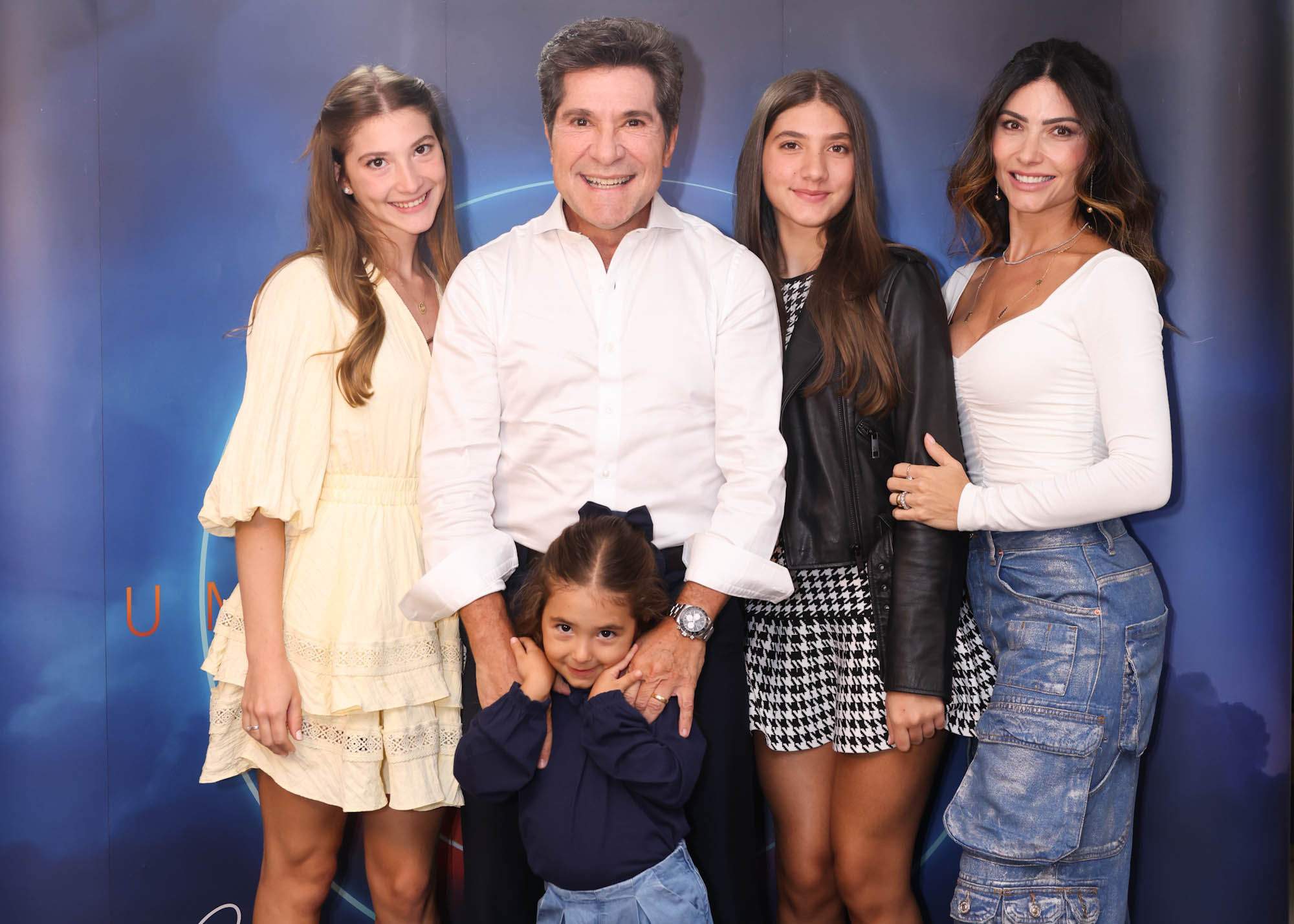 Daniel e Aline de Pádua com as filhas do casal, Lara, Luiza e Olívia - Foto: Brazil News