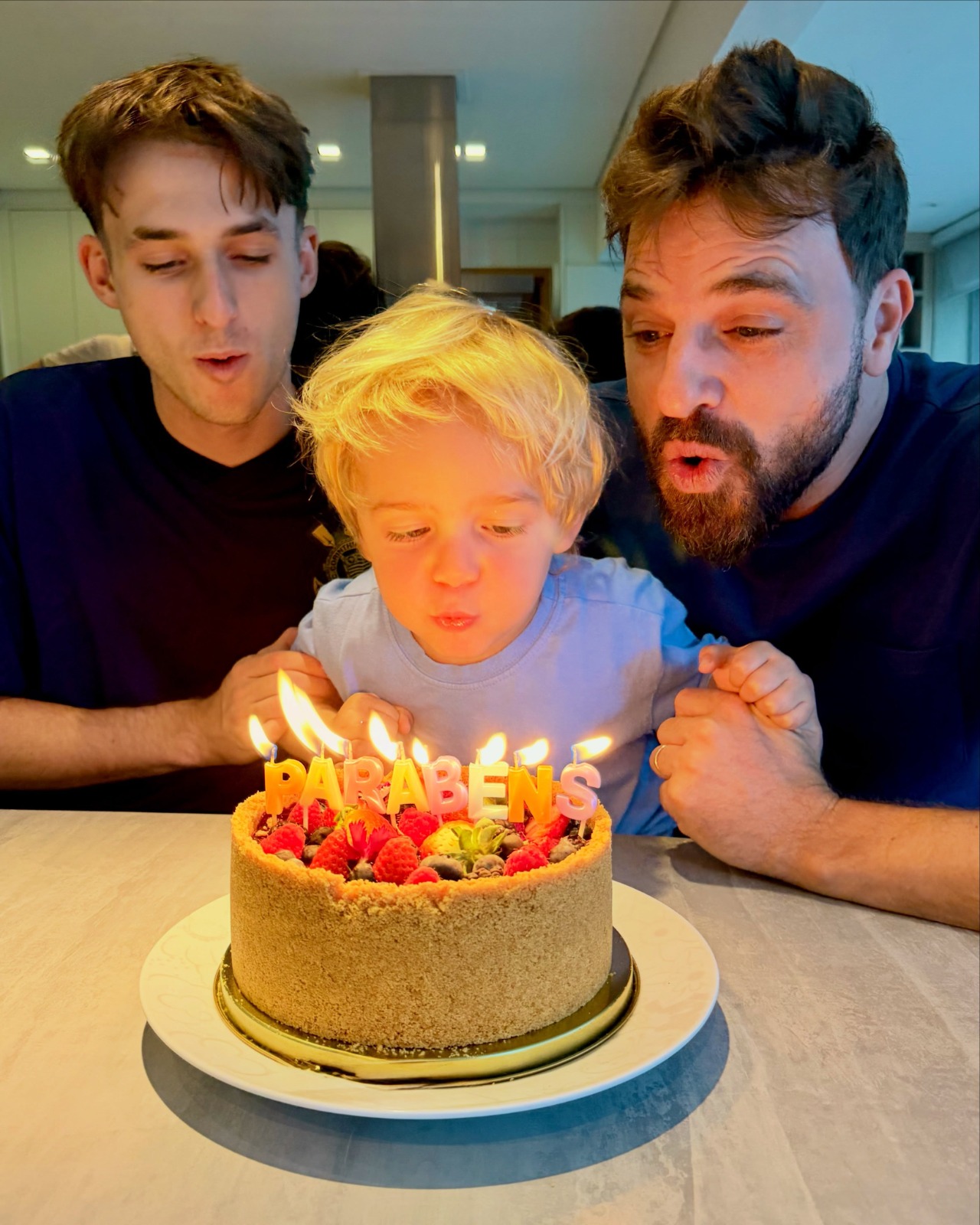 Cássio Reis com os filhos, Noah e Romeo - Foto: Reprodução / Instagram @cassioreis