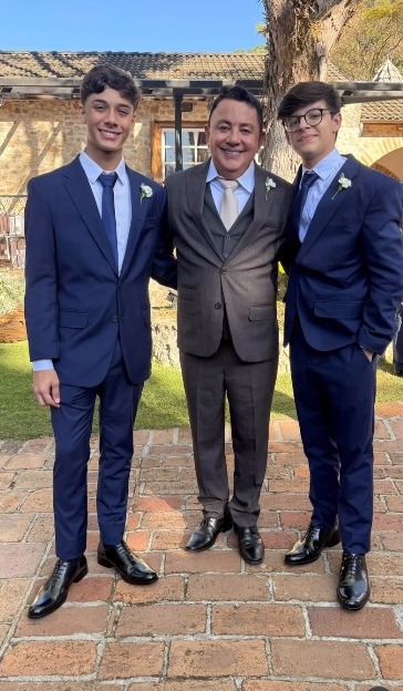João Gabriel e Bernardo com o avô, João Reis - Foto: Reprodução / Instagram @joaoreis.araujo