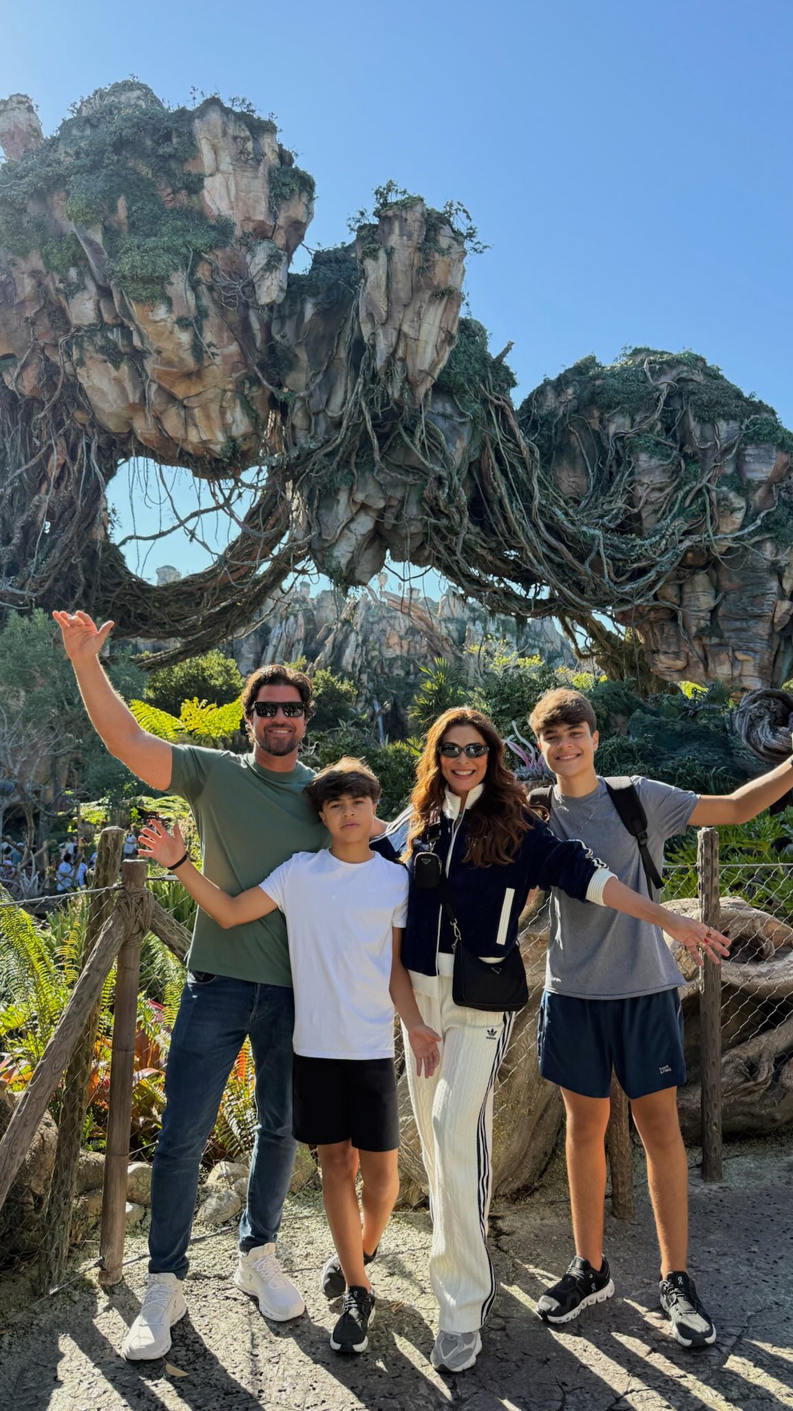 Juliana Paes com o marido e os filhos - Foto: Reprodução / Instagram @julianapaes 