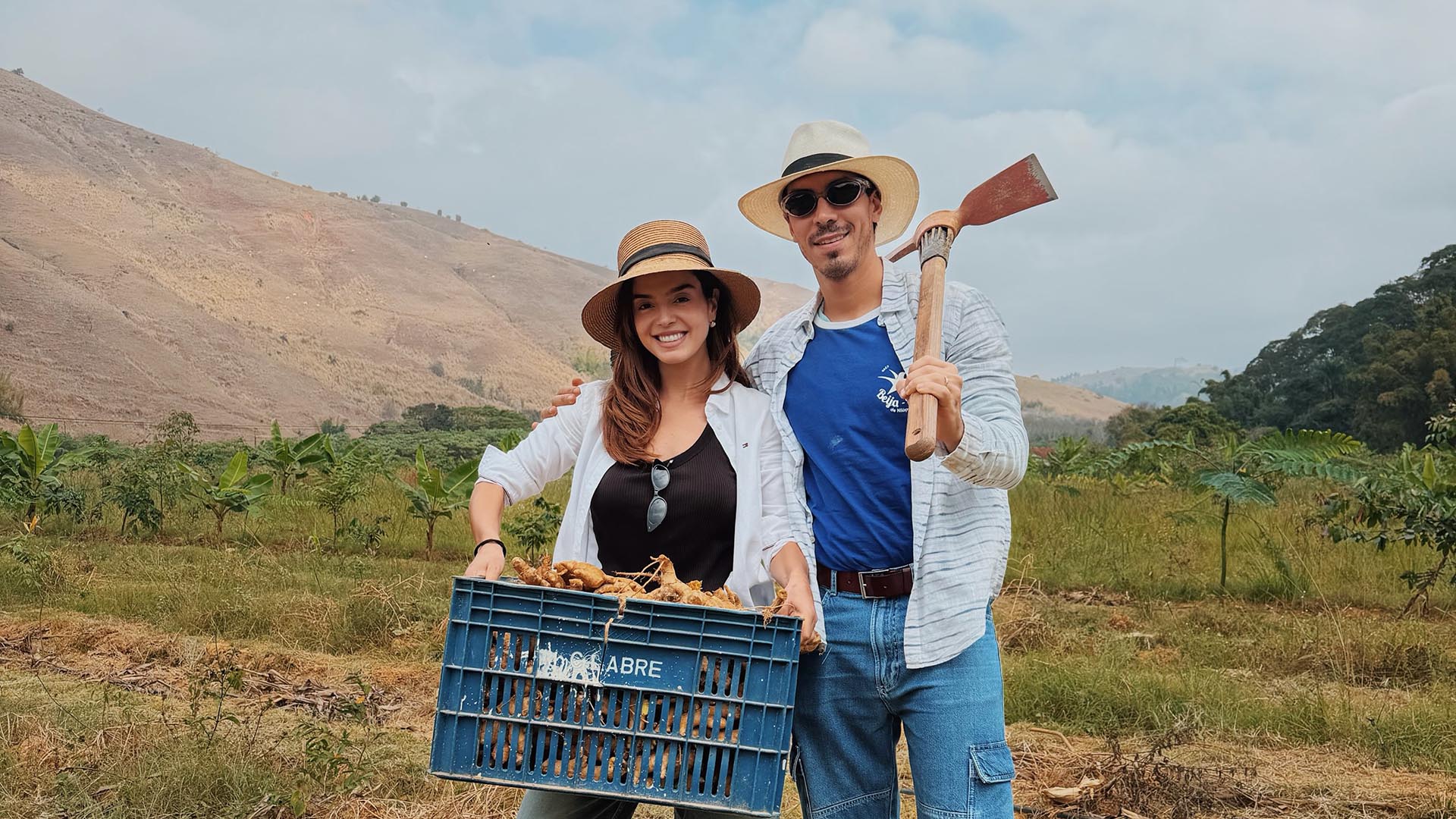 Aos 33 anos, Giovanna Lancellotti mostra a colheita de c&uacute;rcuma em sua fazenda em S&atilde;o Jo&atilde;o da Boa Vista