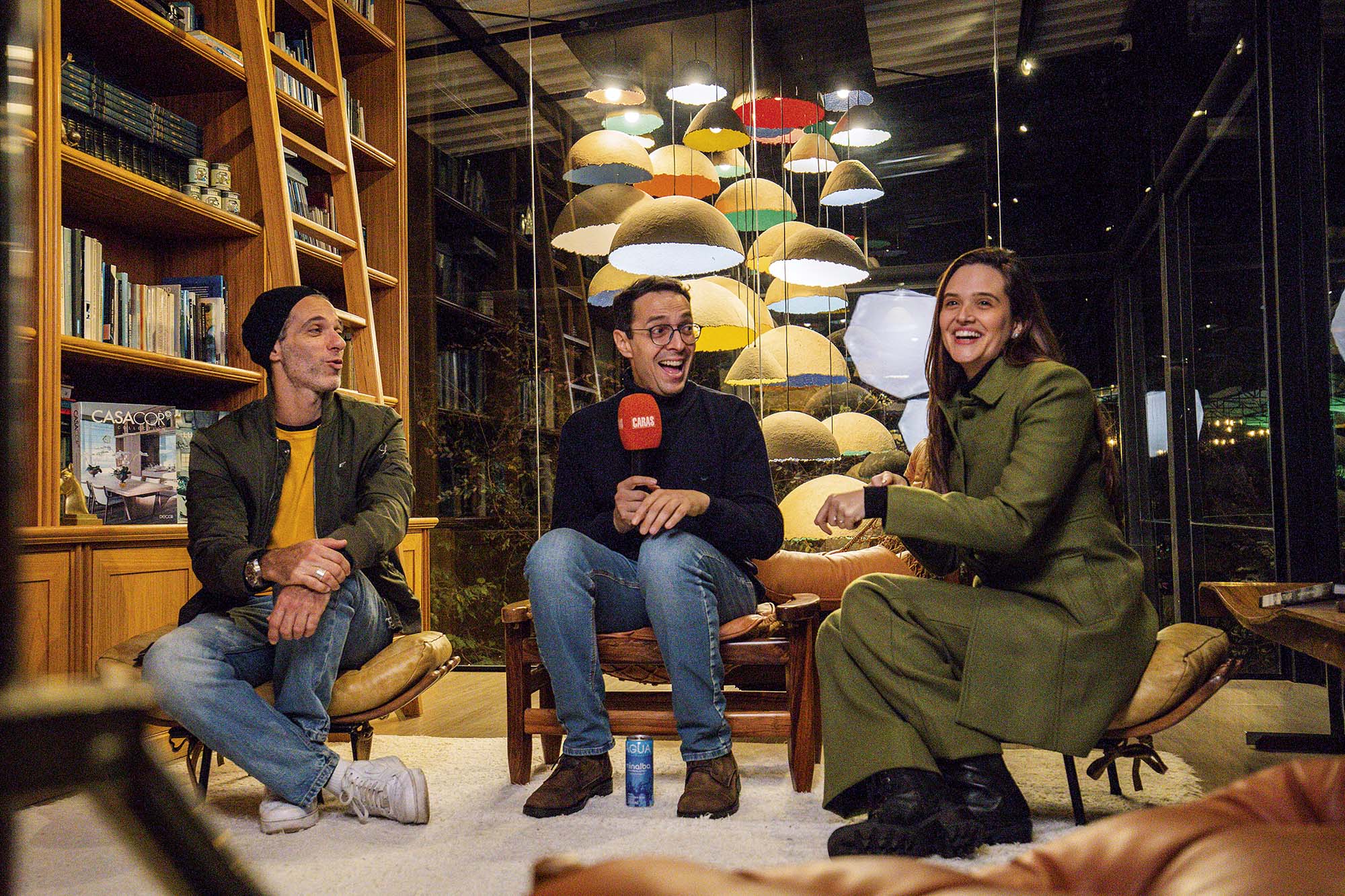 No Hotel Boutique QuebraNoz, palco da temporada, Juliana e o colega de filme Mouhamed Harfouch falam com Fabricio Pellegrino, editor-chefe de CARAS - Foto: Ian Castilho
