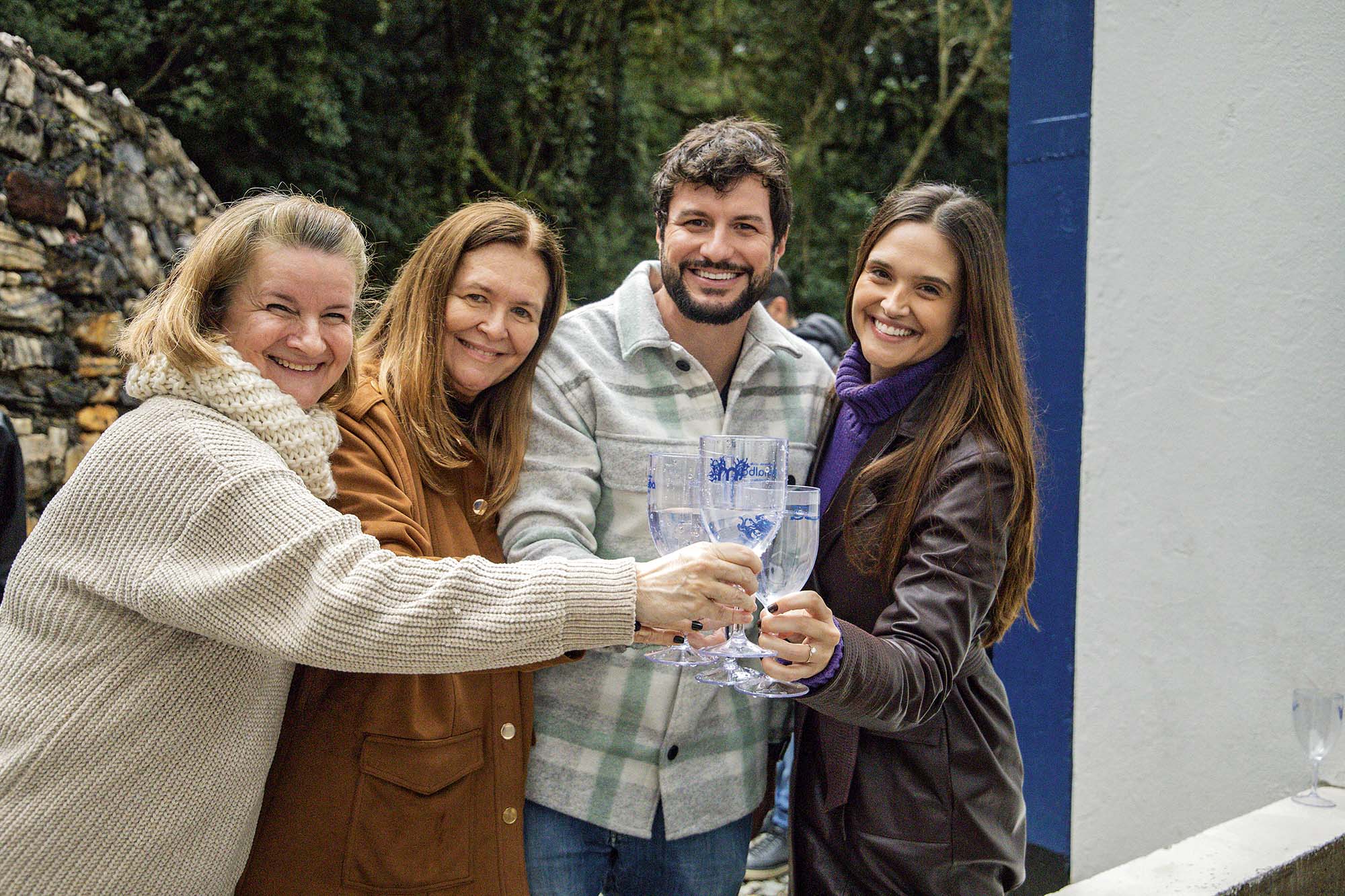 A visita à fonte de águamineral natural da Minalba ao lado da mãe, Cristina, da tia Vera Regina e do noivo, Danilo - Foto: Ian Castilho