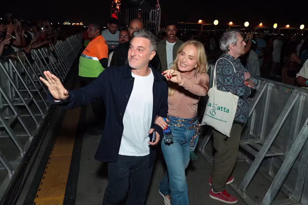 Angélica e Luciano Huck chegam juntos a show de Anitta em Niterói - Foto: Brazil News