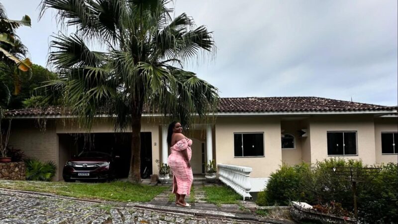 Cantora que está no ar em ‘Quem Ama Cuida’ vive em ‘mansão dos sonhos’ após superar dificuldades