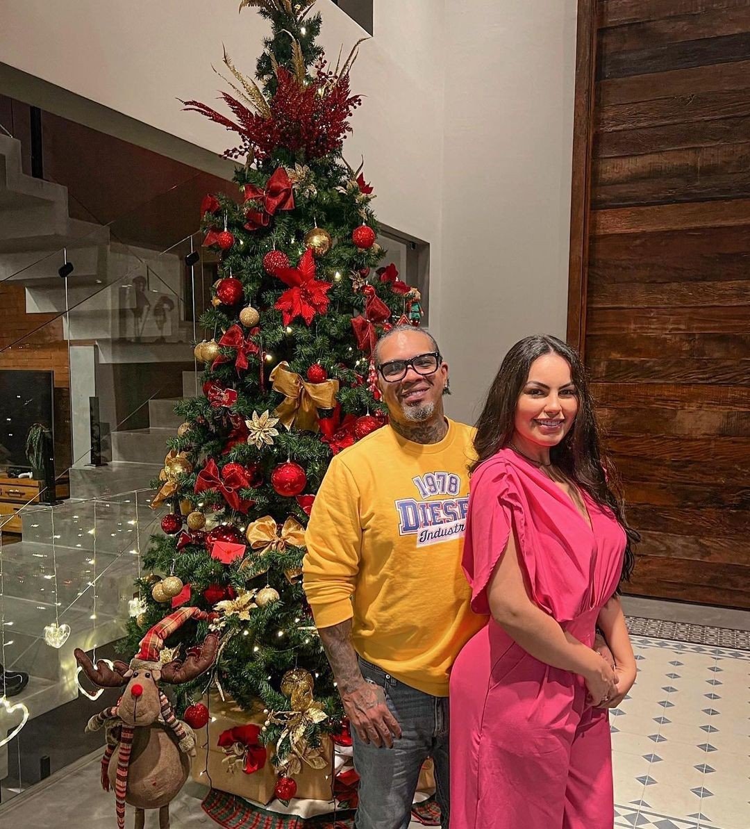 Rodriguinho com a esposa, Bruna Amaral, em mansão na Serra da Cantareira - Foto: Reprodução / Instagram