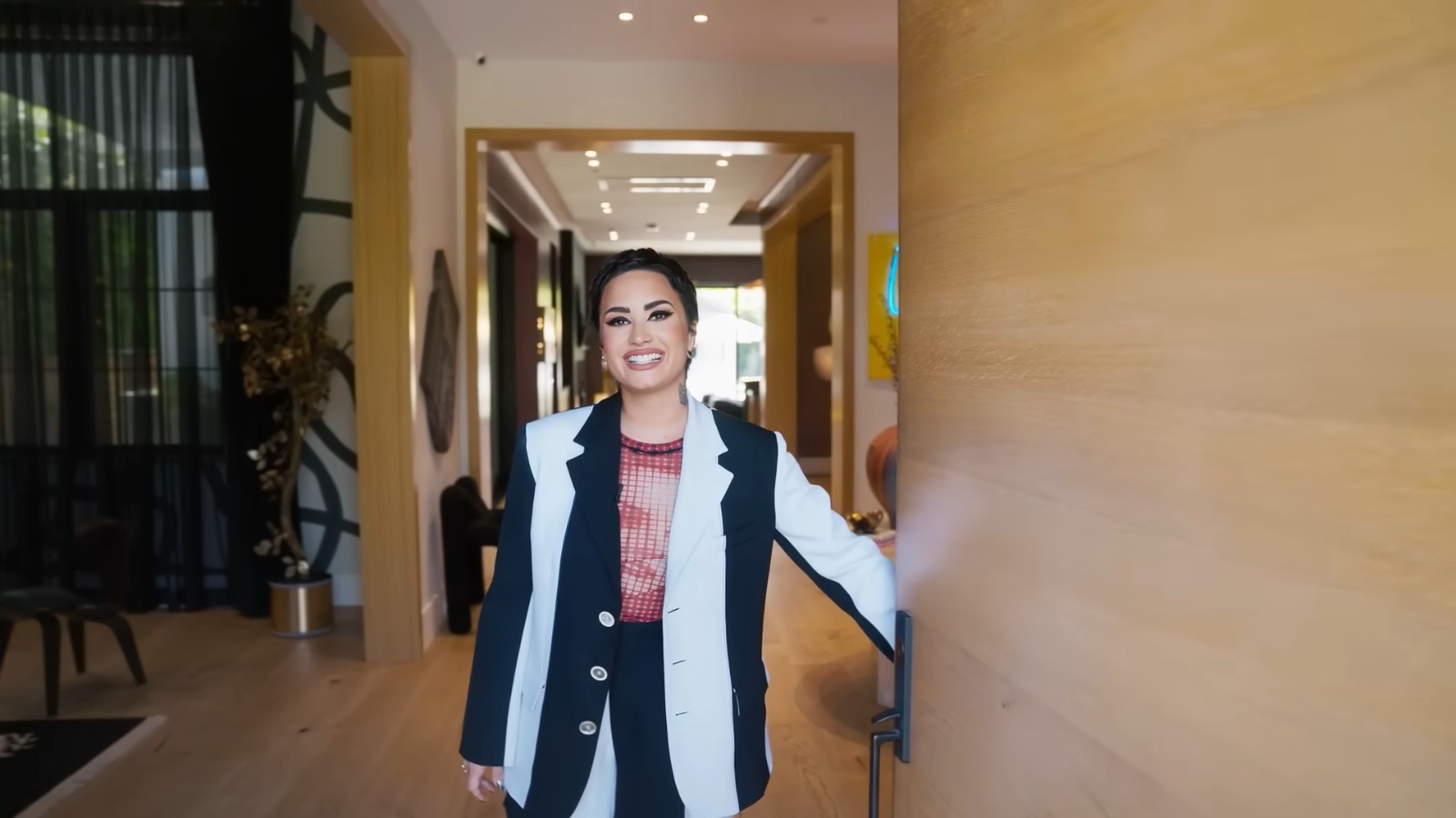 Demi Lovato abre as portas de sua mansão em Los Angeles - Foto: Reprodução / YouTube / Architectural Digest