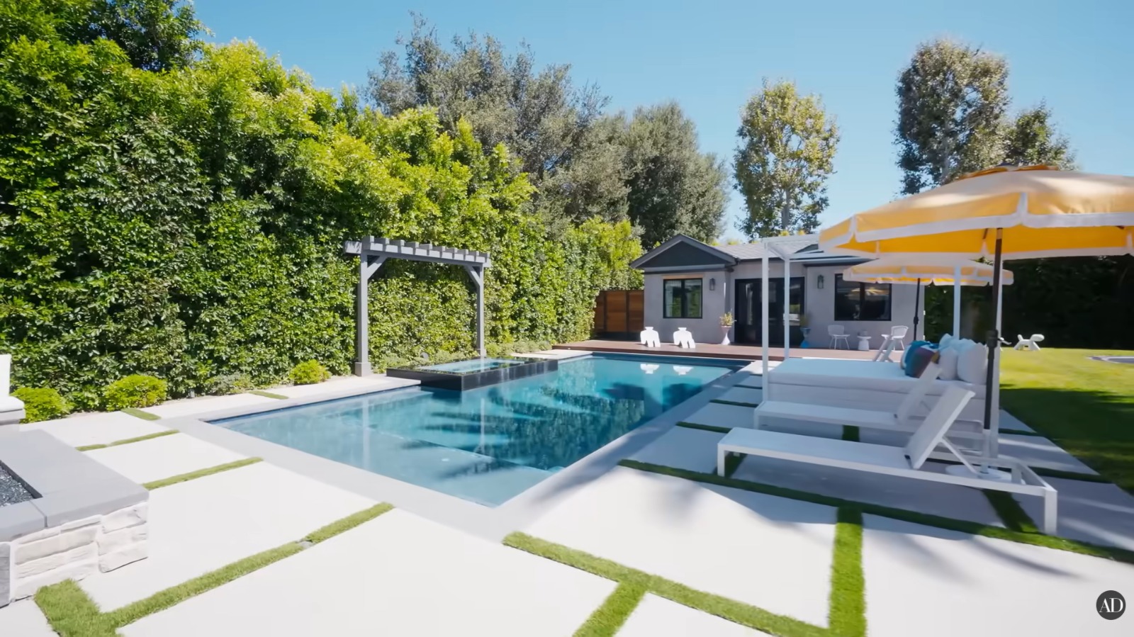 Demi Lovato abre as portas de sua mansão em Los Angeles - Foto: Reprodução / YouTube / Architectural Digest