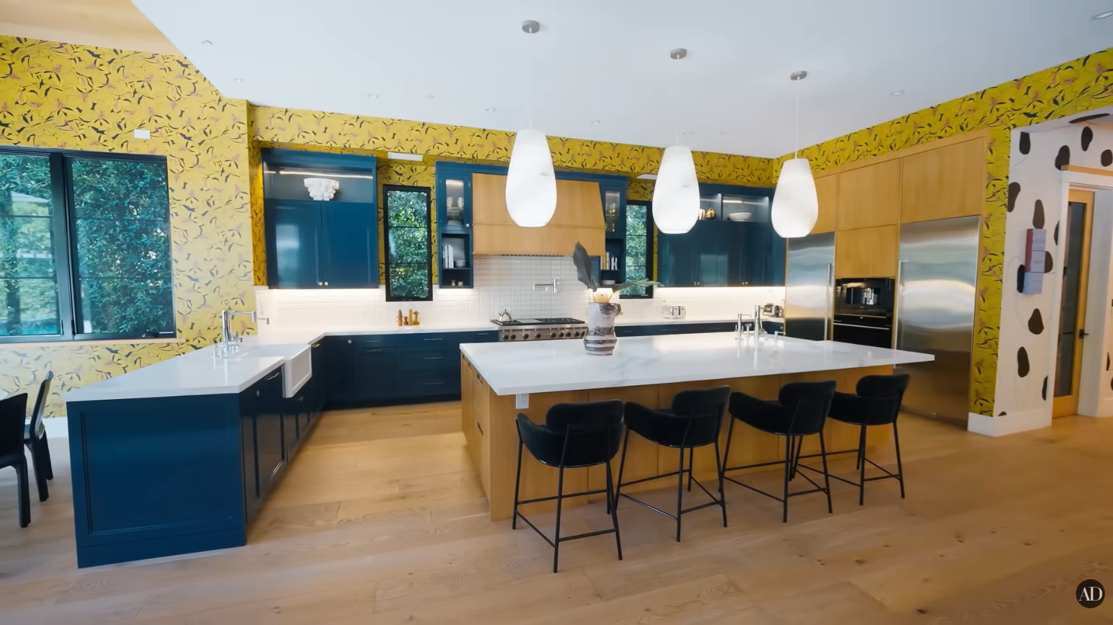 Demi Lovato abre as portas de sua mansão em Los Angeles - Foto: Reprodução / YouTube / Architectural Digest