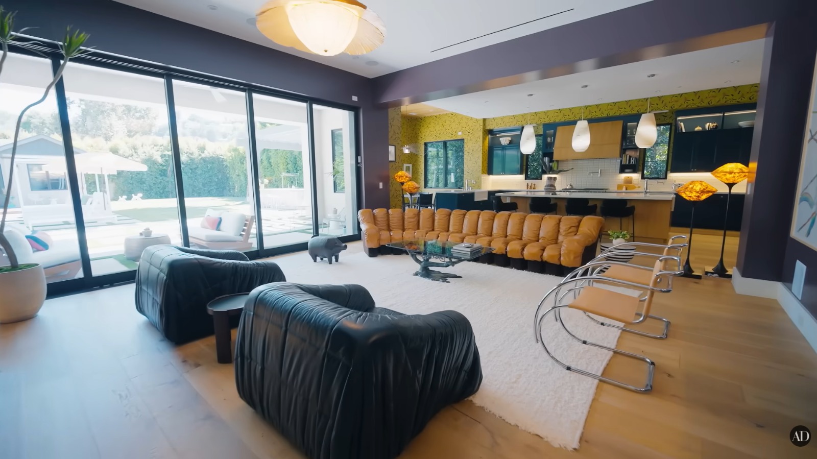 Demi Lovato abre as portas de sua mansão em Los Angeles - Foto: Reprodução / YouTube / Architectural Digest