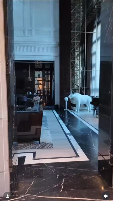 Sala da mansão de Drake em Toronto, no Canadá - Foto: Reprodução / Instagram @champagnepapi