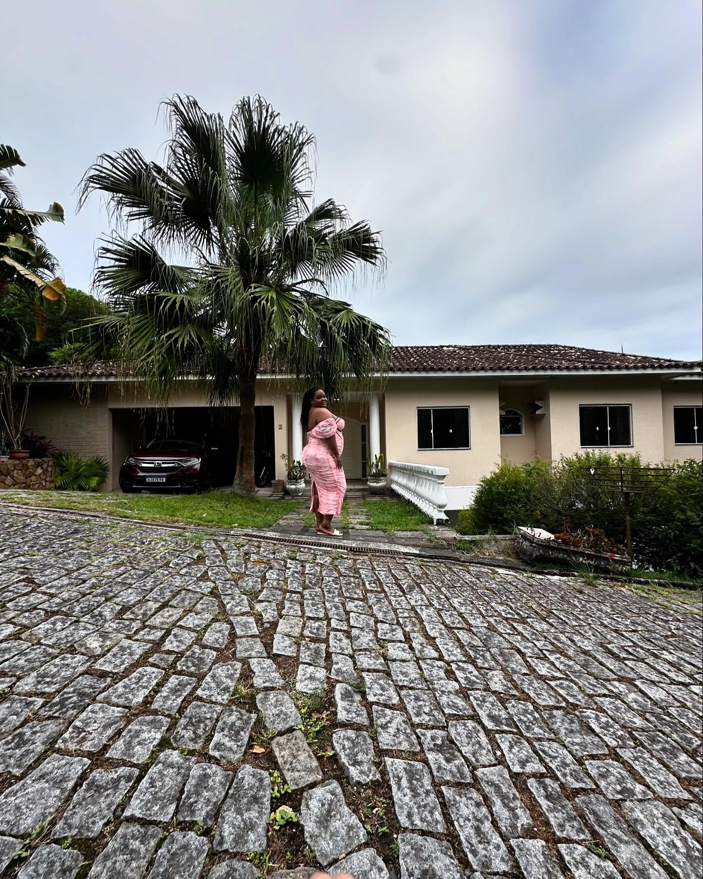 MC Carol na entrada de sua mansão no Rio de Janeiro - Foto: Reprodução / Instagram @mccaroldeniteroioficial
