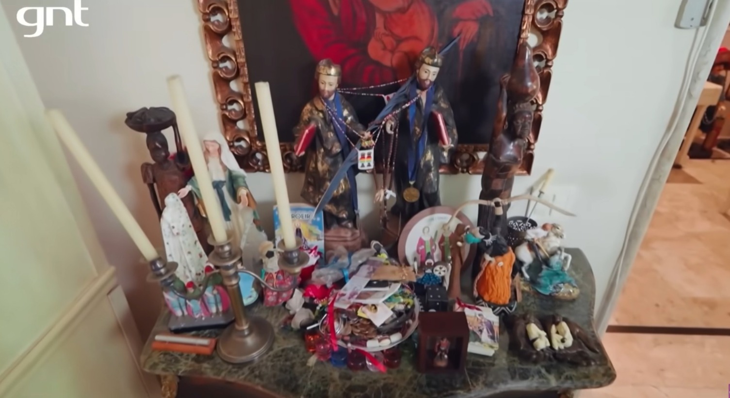 Zeca Pagodinho tem altar para São Jorge em sua casa - Foto: Reprodução / YouTube / Canal GNT