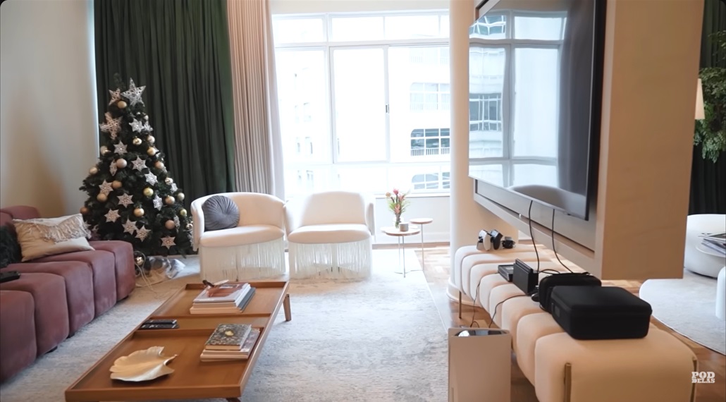 Marina Sena mora em apartamento estilo anos 70 - Foto: Reprodução/YouTube