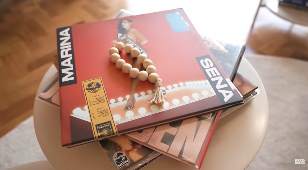 Marina Sena mora em apartamento estilo anos 70 - Foto: Reprodução/YouTube