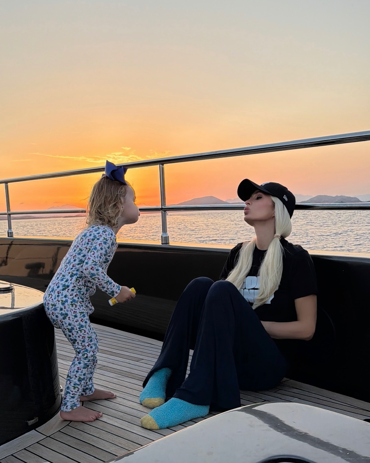 Paris Hilton curte as férias com os filhos em iate de luxo - Foto: Reprodução / Instagram